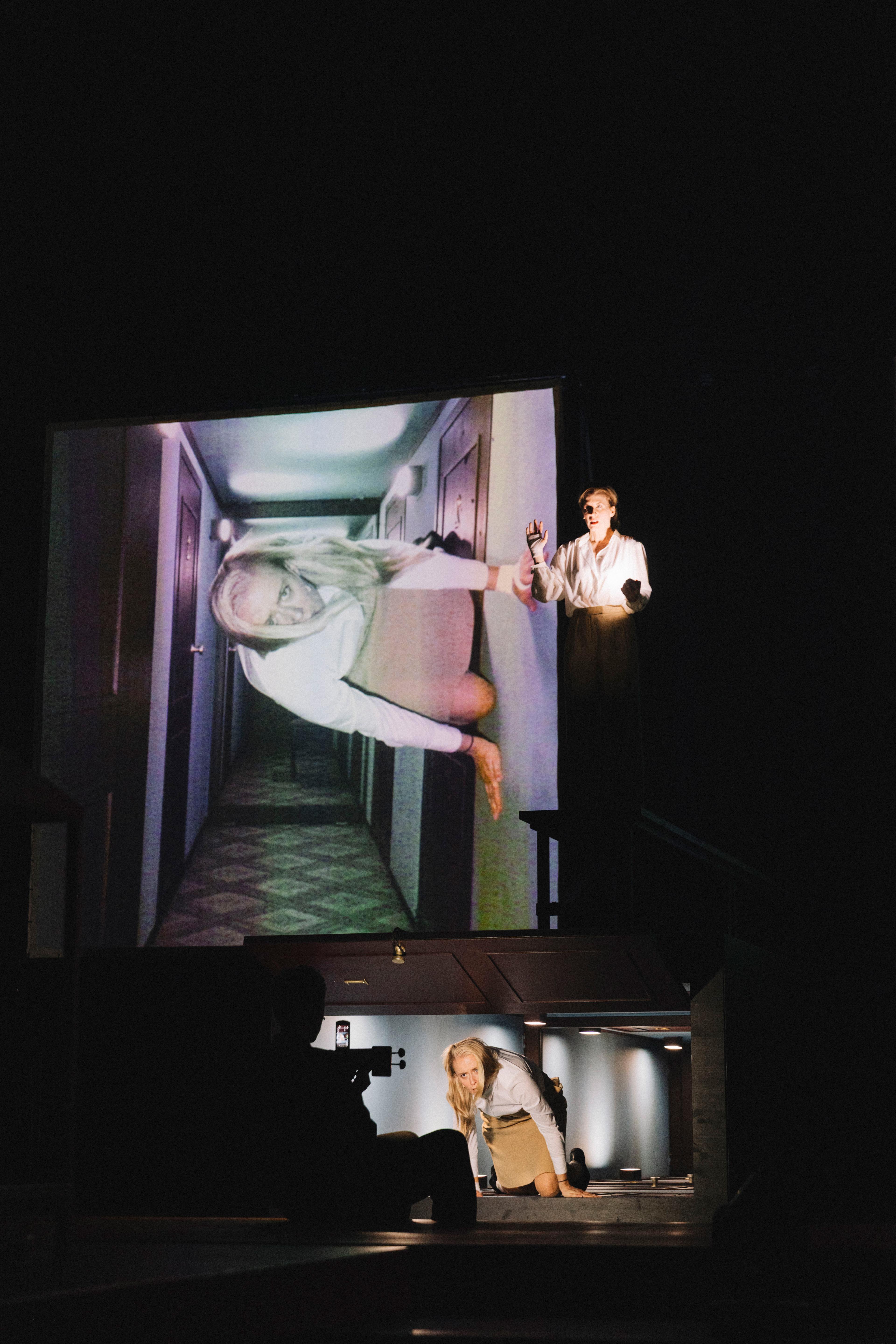 Ein Körper, zwei Perspektiven: Bühnenspiel und Videobild überlagern sich in „Die Holländerinnen“ am Deutschen Theater Berlin.
