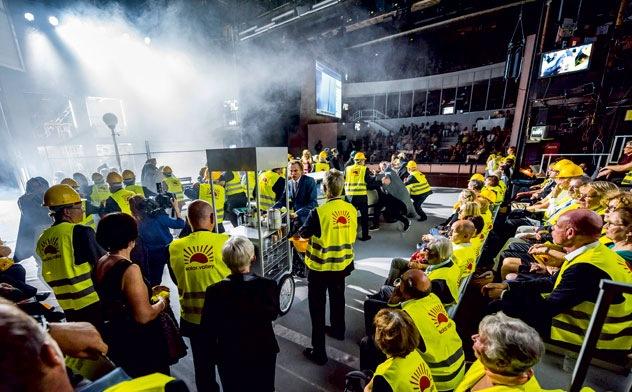 Der fliegende Holländer: Chor und Extrachor der Oper Halle, Robert Sellier, Publikum  Foto: Falk Wenzel