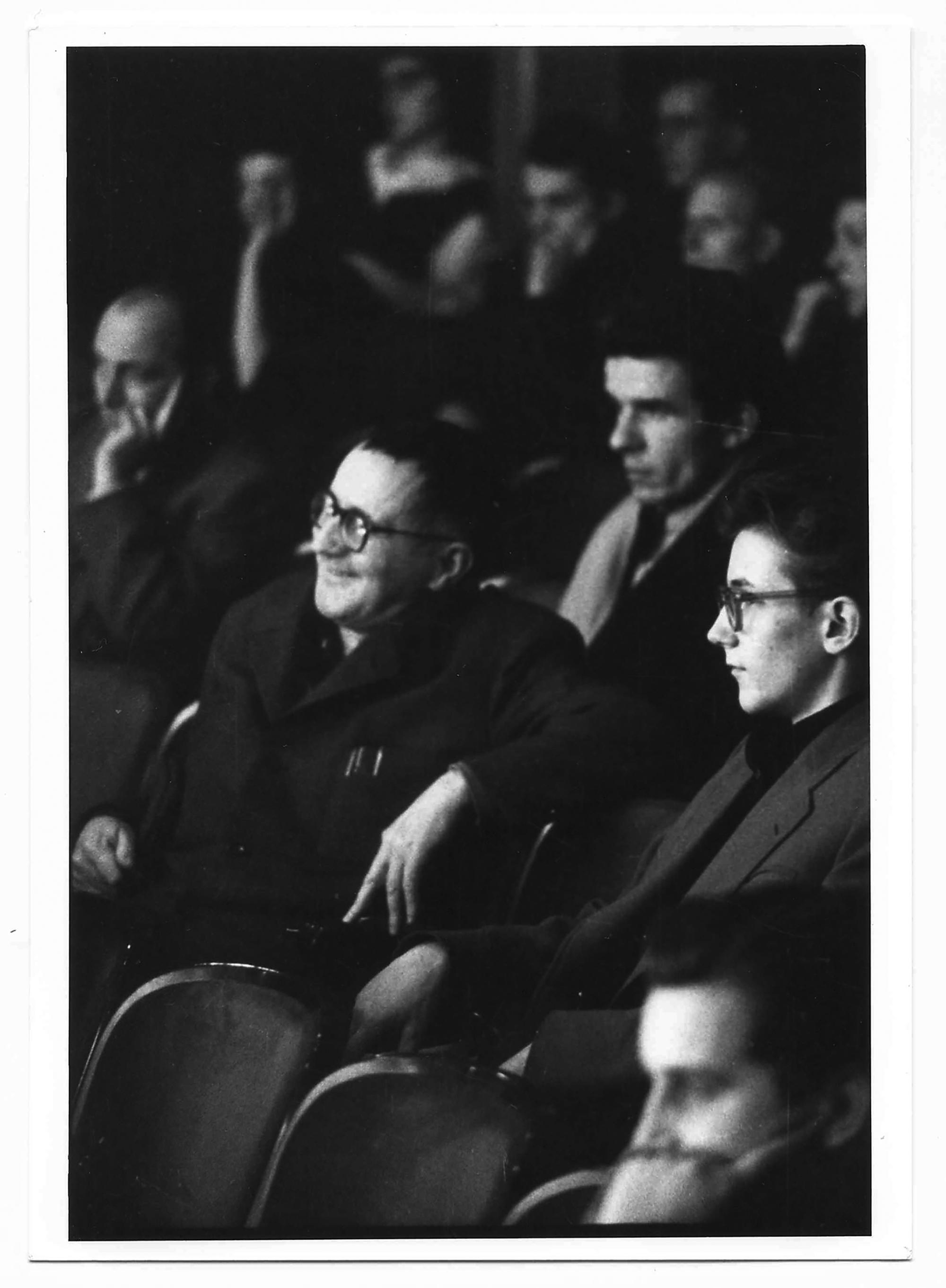 B. K. Tragelehn (rechts) mit Bertolt Brecht und dem Bühnenbildner Dieter Berge, Herbst 1955, auf einer Probe zu „Der Tag des großen Gelehrten Wu“ im Berliner Ensemble. Akademie der Künste, Berlin, Bertolt-Brecht-Archiv, Fotoarchiv 13/010.07