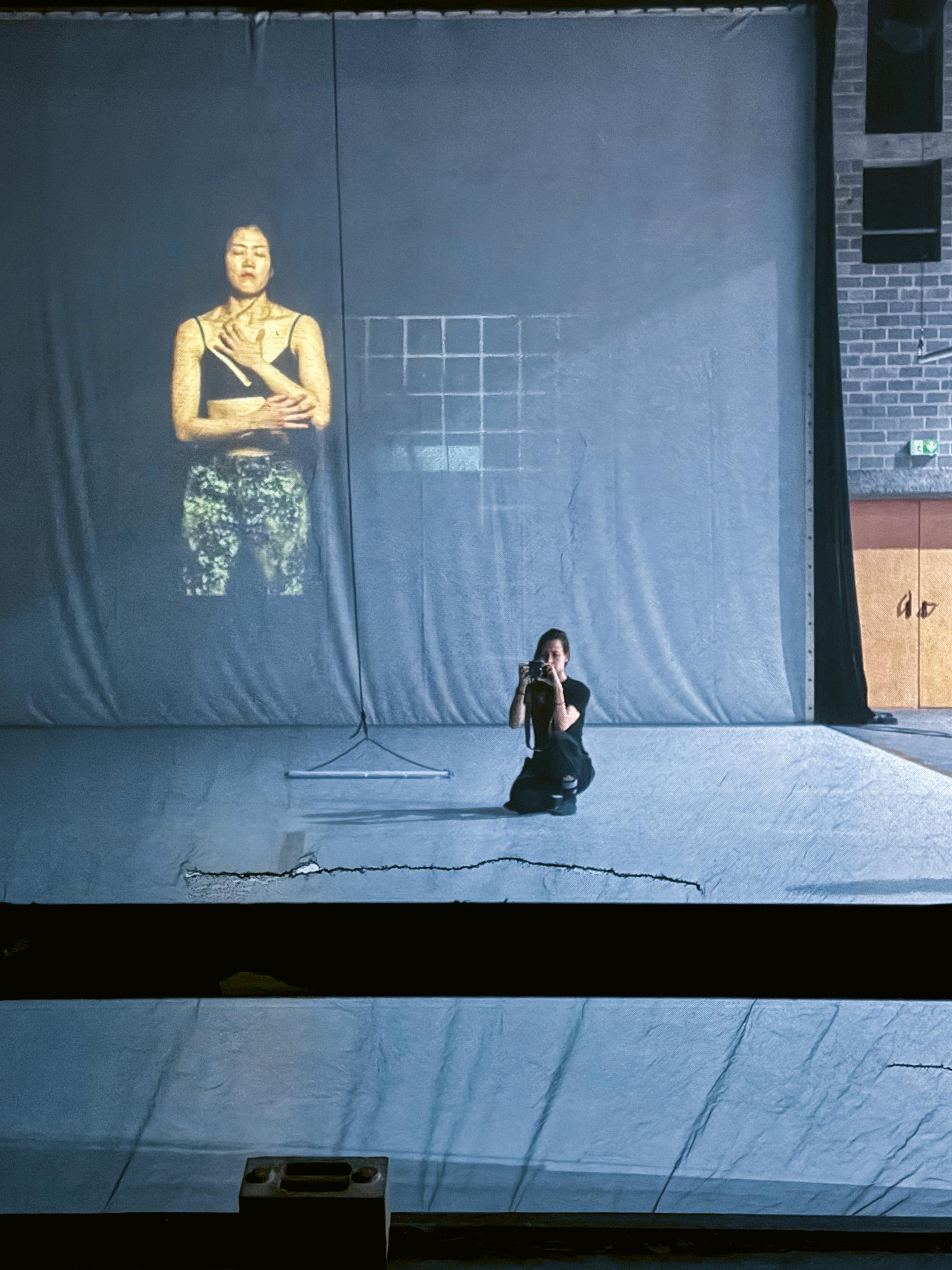 Practicing HEART MOMENT, Karolina Szymura and Ying Yun Chen at tanzhaus nrw in Düsseldorf, 2024