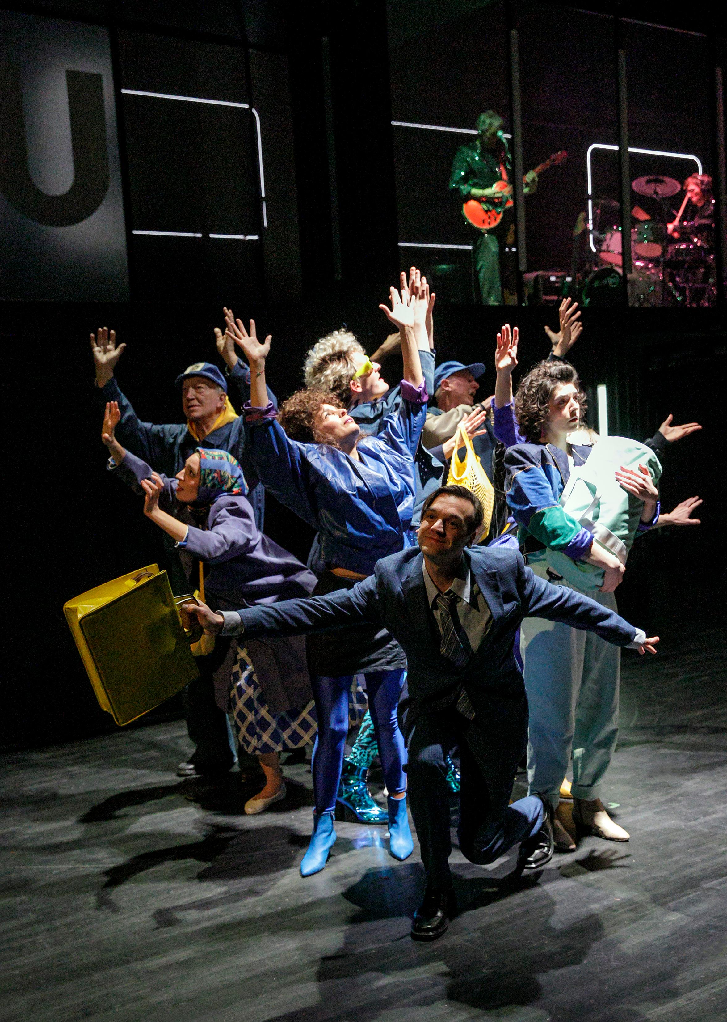 Das Ensemble von „Linie 1“ in der Neuinszenierung von Tim Egloff. Foto David Baltzer