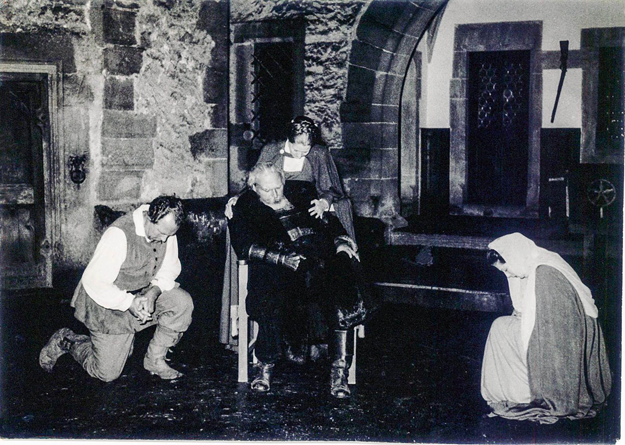 „Götz von Berlichingen“ Gustav Römer-Hahn (Lerse), Rudolf Birkemeyer (Götz), Lotte Brackebusch (Elisabeth), Gertraude Lewisch (Maria)