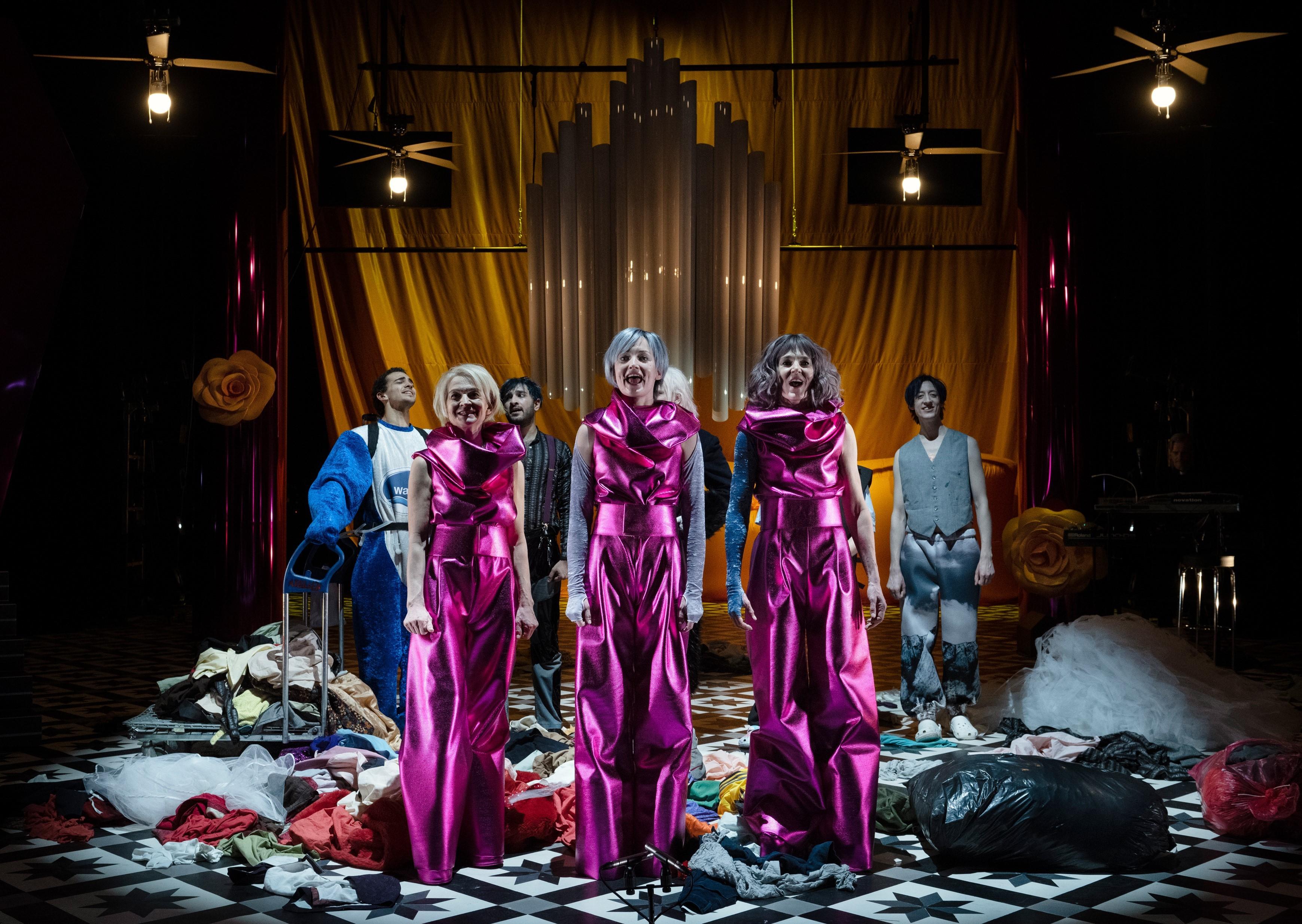 Ragna Pitoll, Annemarie Brüntjen und Jessica Higgins (vorn) in „Der gute Mensch von Sezuan“ in der Regie von Charlotte Sprenger am Nationaltheater Mannheim. Foto Christian Kleiner