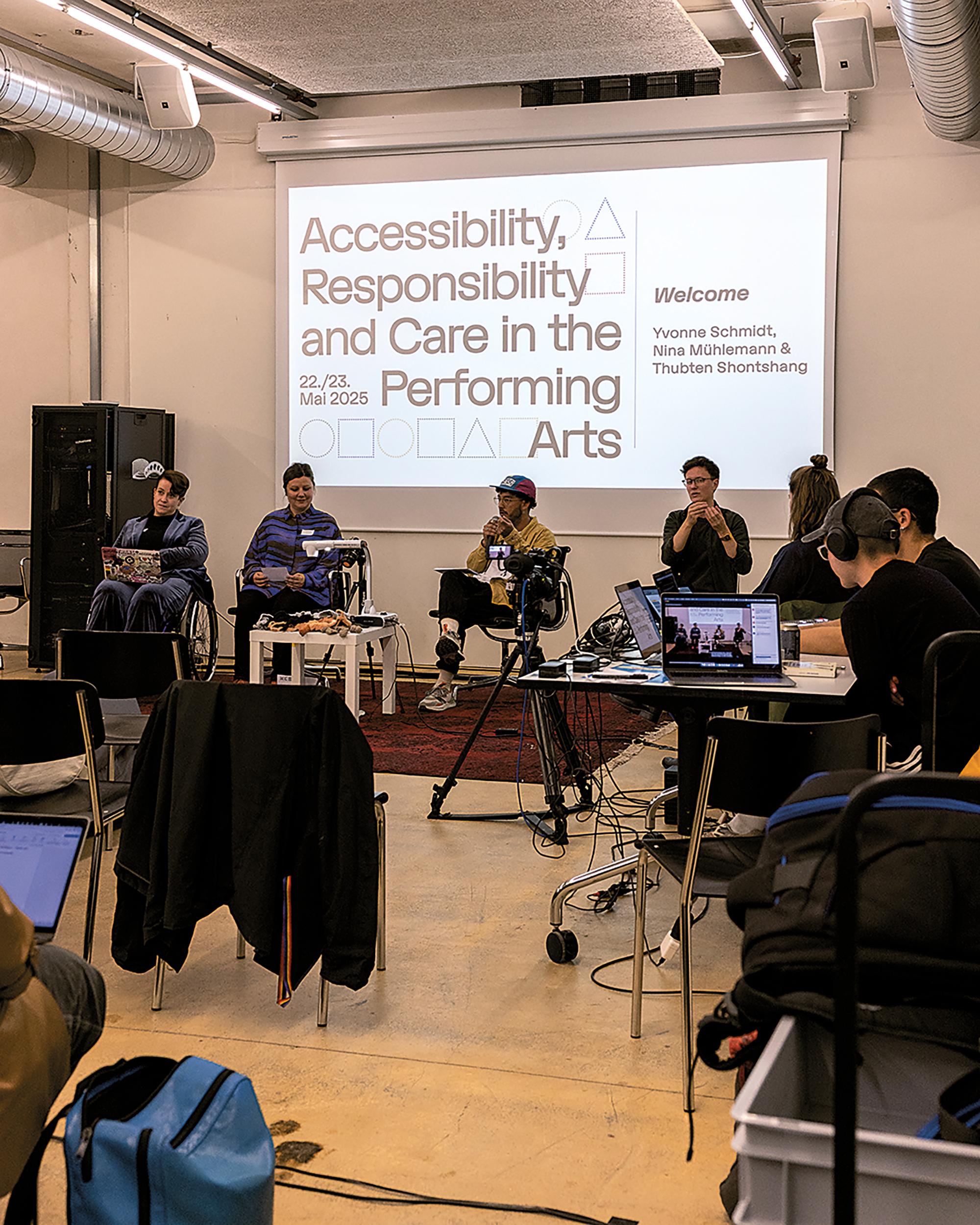 Nina Mühlemann, Yvonne Schmidt und Thubten Shontshang begrüßen zum Symposium Accessibility, Responsibility, and Care in the Performing Arts (2025). Foto Tina Schück.