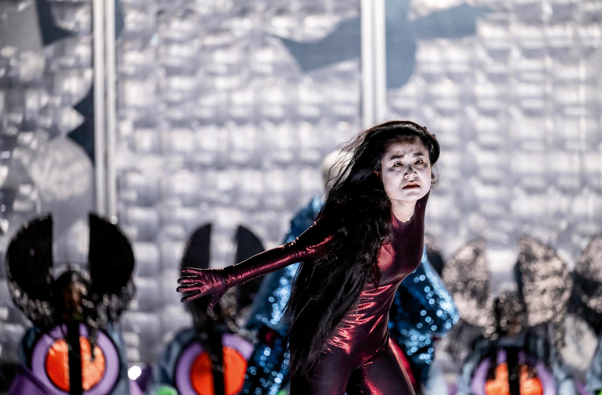 „Penthesilea“ & „Der zerbrochne Krug“, Trauer- und Lustspiel mit Musik von Othmar Schoeck und Viktor Ullmann. Musikalische Leitung Daniel Carter. Inszenierung Valentin Schwarz. Bühne Andrea Cozzi. Kostüme Andy Besuch