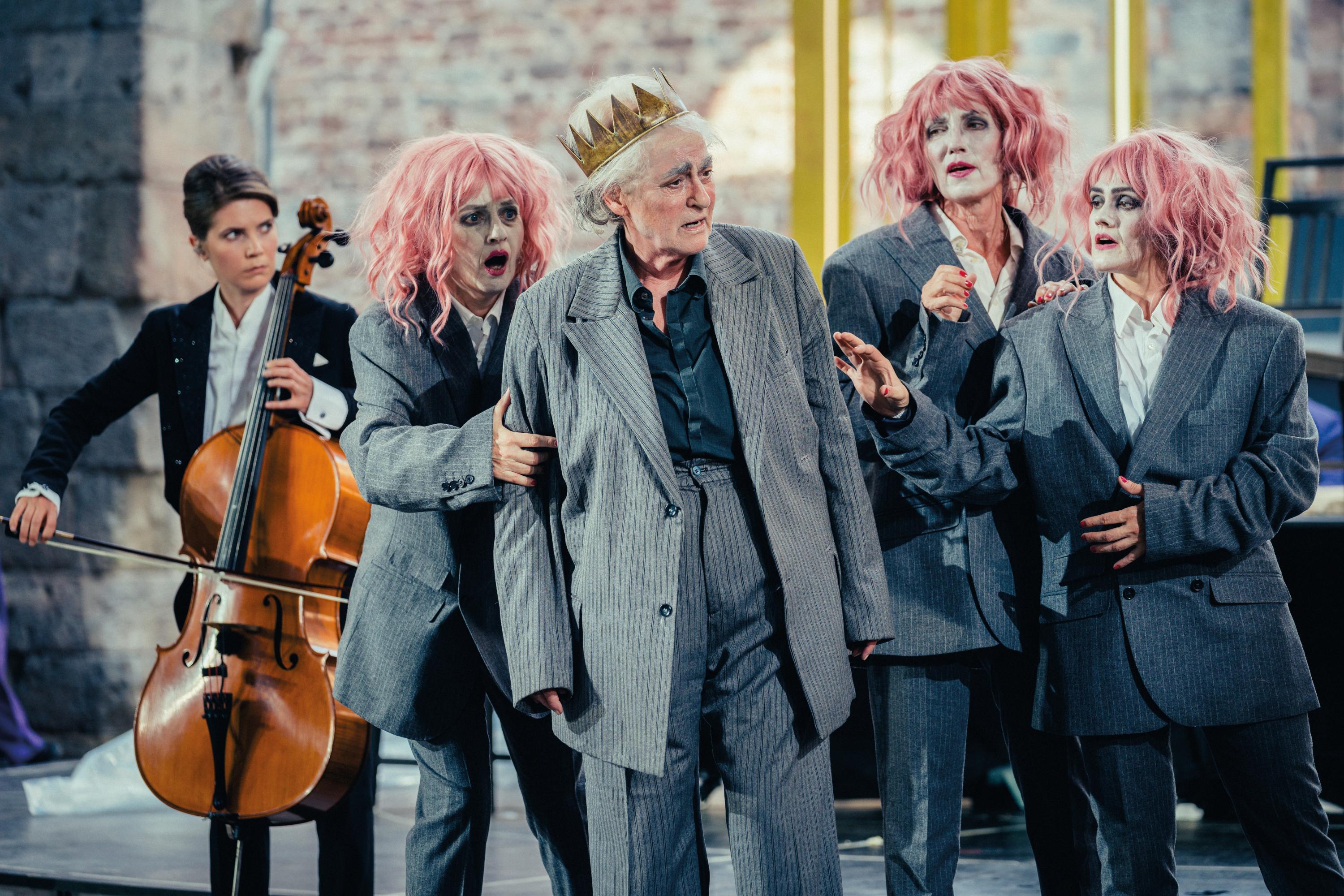  Hersfeldpreisträgerin Charlotte Schwab als Lear, Beatrix Doderer, Bettina Hauenschild und Anna Graenzer als Närrinnen in „König Lear“ bei den Bad Hersfeld Festspielen.