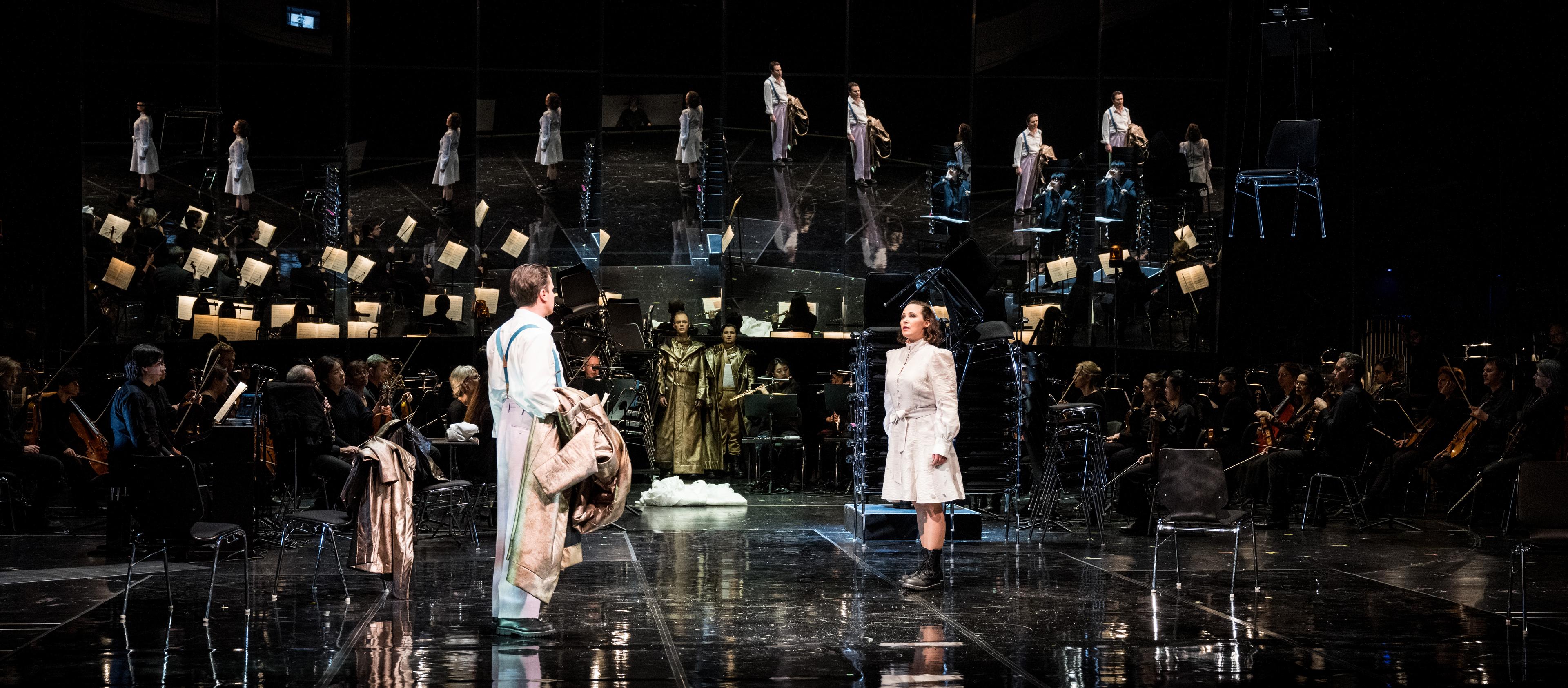 Dmitri Vargin, Valentin Ruckebier, Anton Kuzenok, Dorothea Brandt und das Philharmonische Orchester Hagen in „Tri Sestry (Drei Schwestern)“ am Theater Hagen. Foto Leszek Januszewski