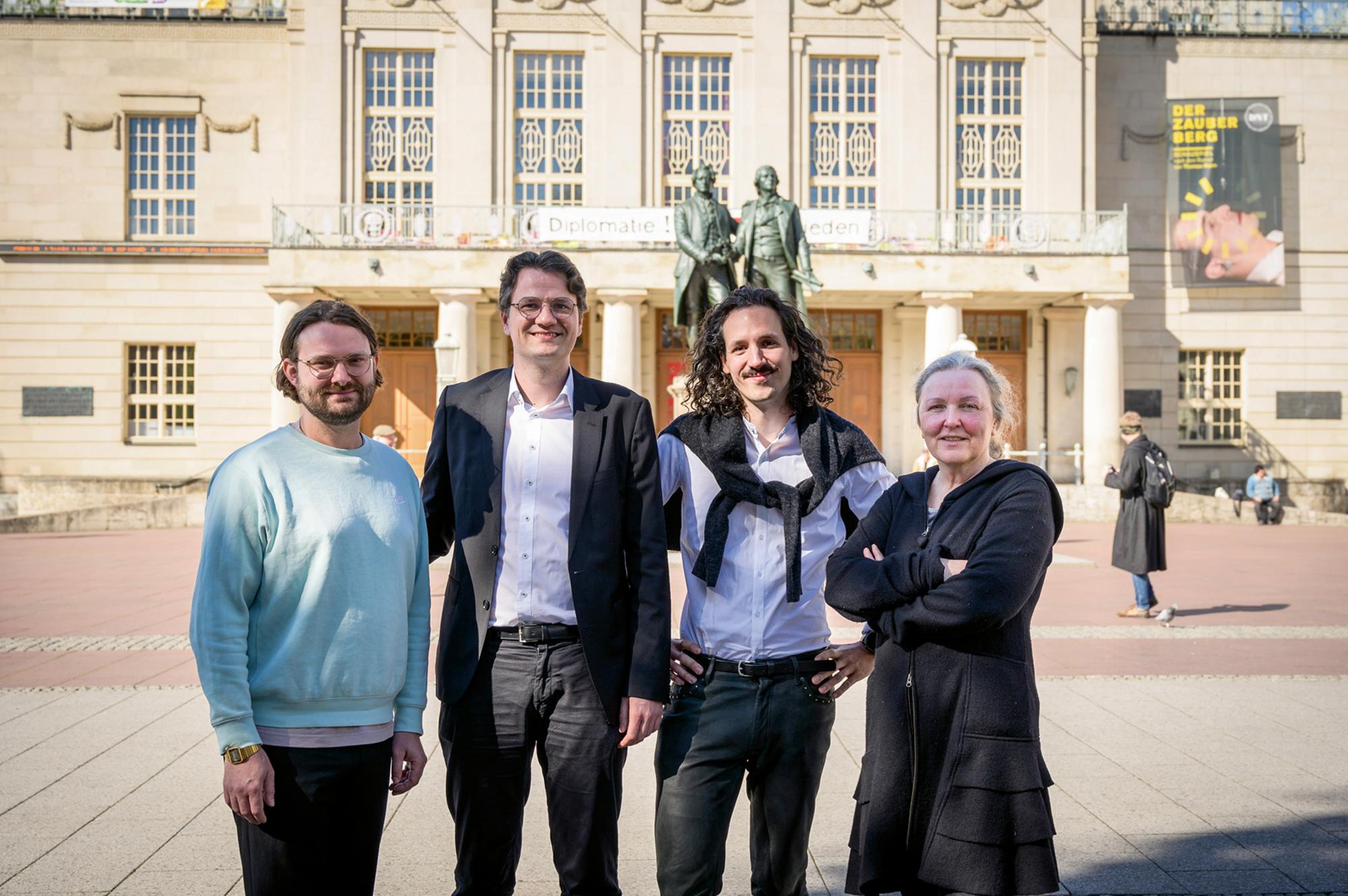 (v. l. n. r.) Die Teamintendanz von DNT Weimar: Timon Jansen, Dorian Dreher, Valentin Schwarz und die Geschäftsführerin Sabine Rühl  Theater der Zeit 5 / 2026  Foto Candy Welz