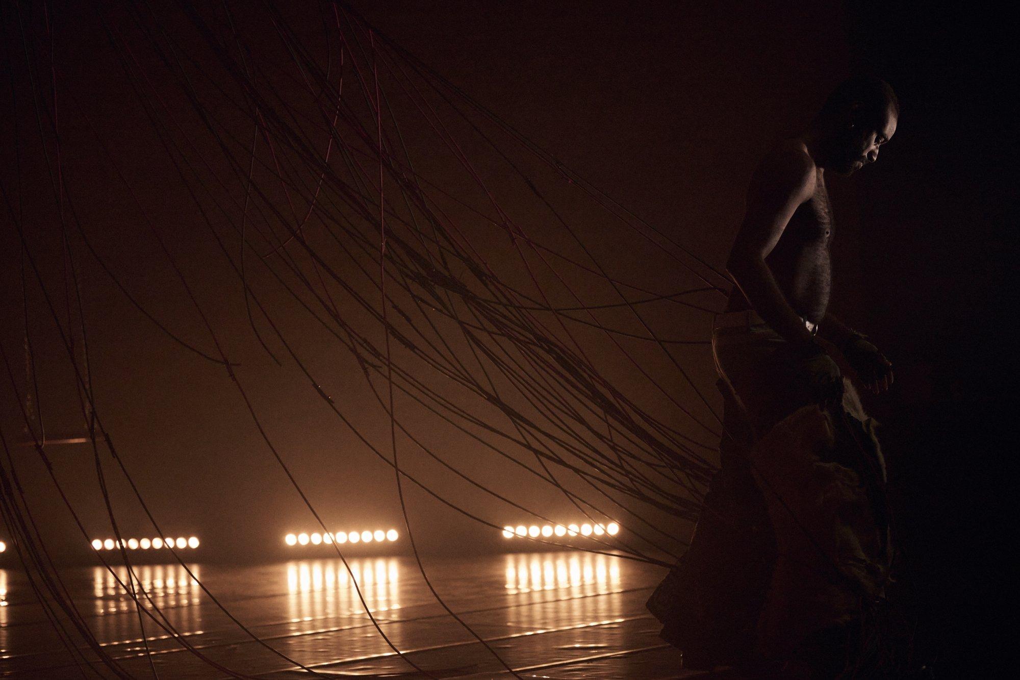 „VAIVÉN“ von Camilo Mejía Cortés im Rahmen von „Bwa Kayiman: Crossing the Mangrove“ am HKW Berlin.
