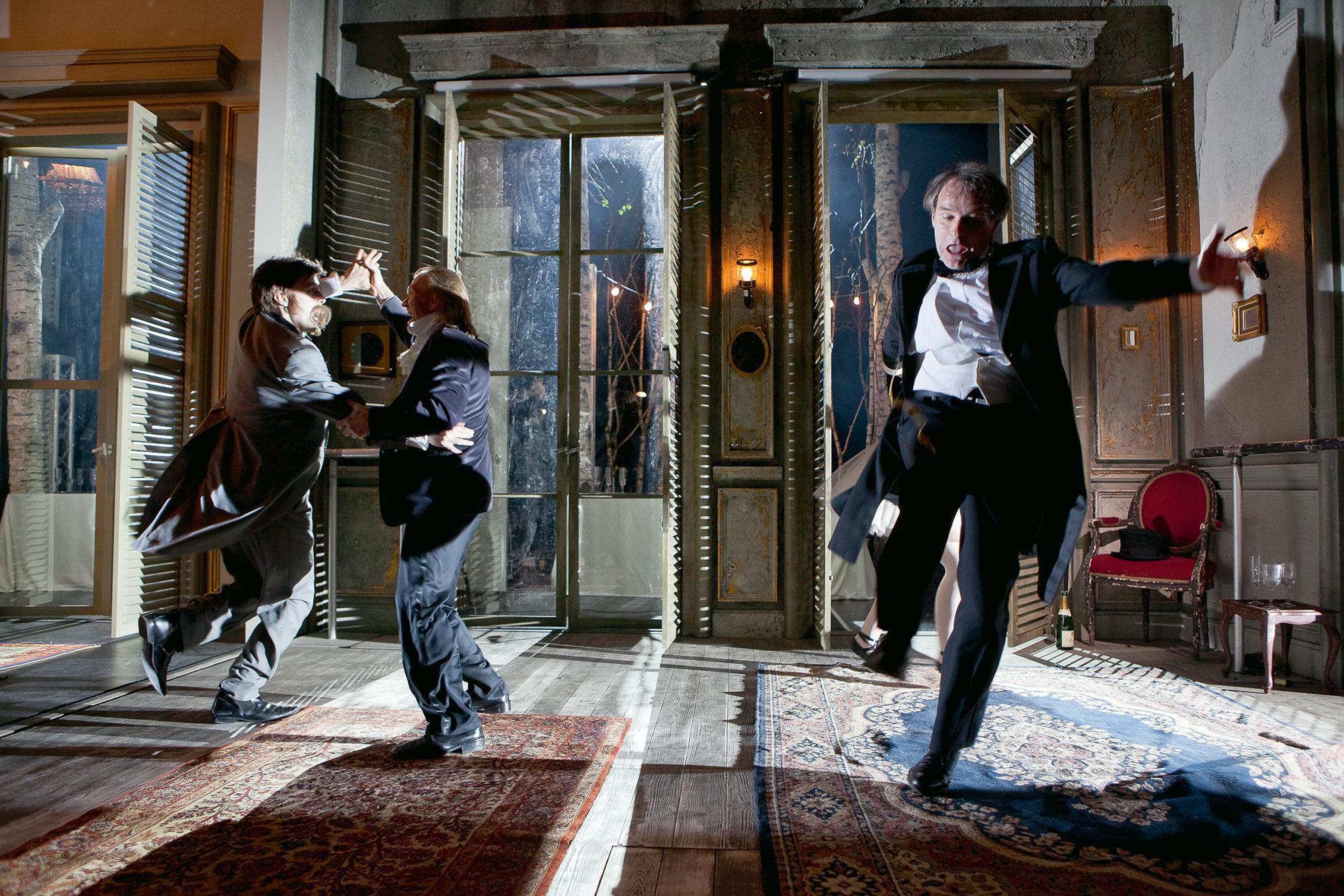Fjodor M. Dostojewskij – DER IDIOT (Oberhausen 2011, Regie: Andriy Zholdak); v. l. n. r.: Moritz Löwe, Michael Witte, Klaus Zwick