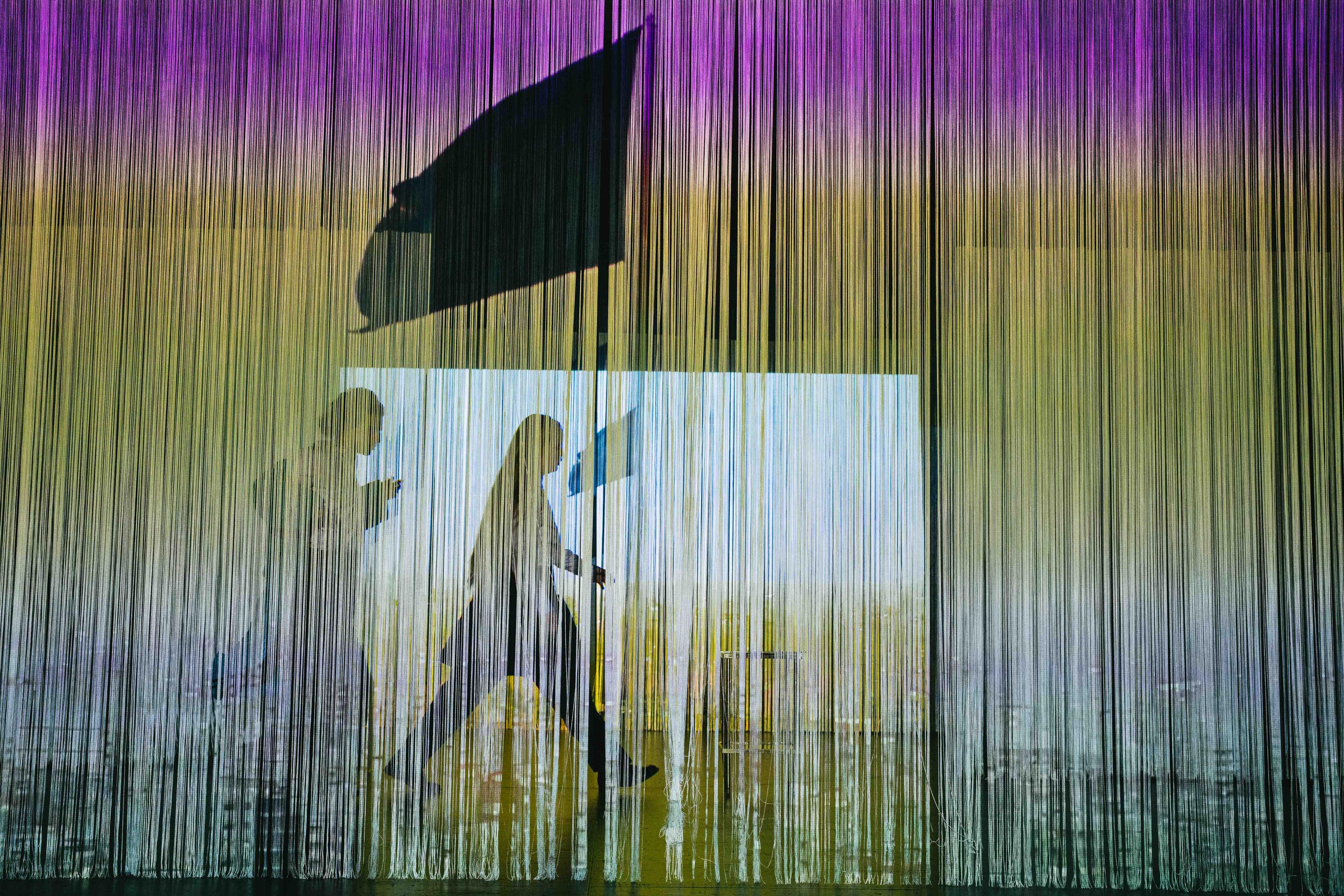 „Sechzehn Wörter“ nach dem Roman von Nava Ebrahimi – Bühnenfassung und Regie Dariusch Yazdkhasti, Bühne und Kostüme Julia Hattstein, Video Navid Razavi am Staatstheater Kassel. Foto Sylwester Pawliczek