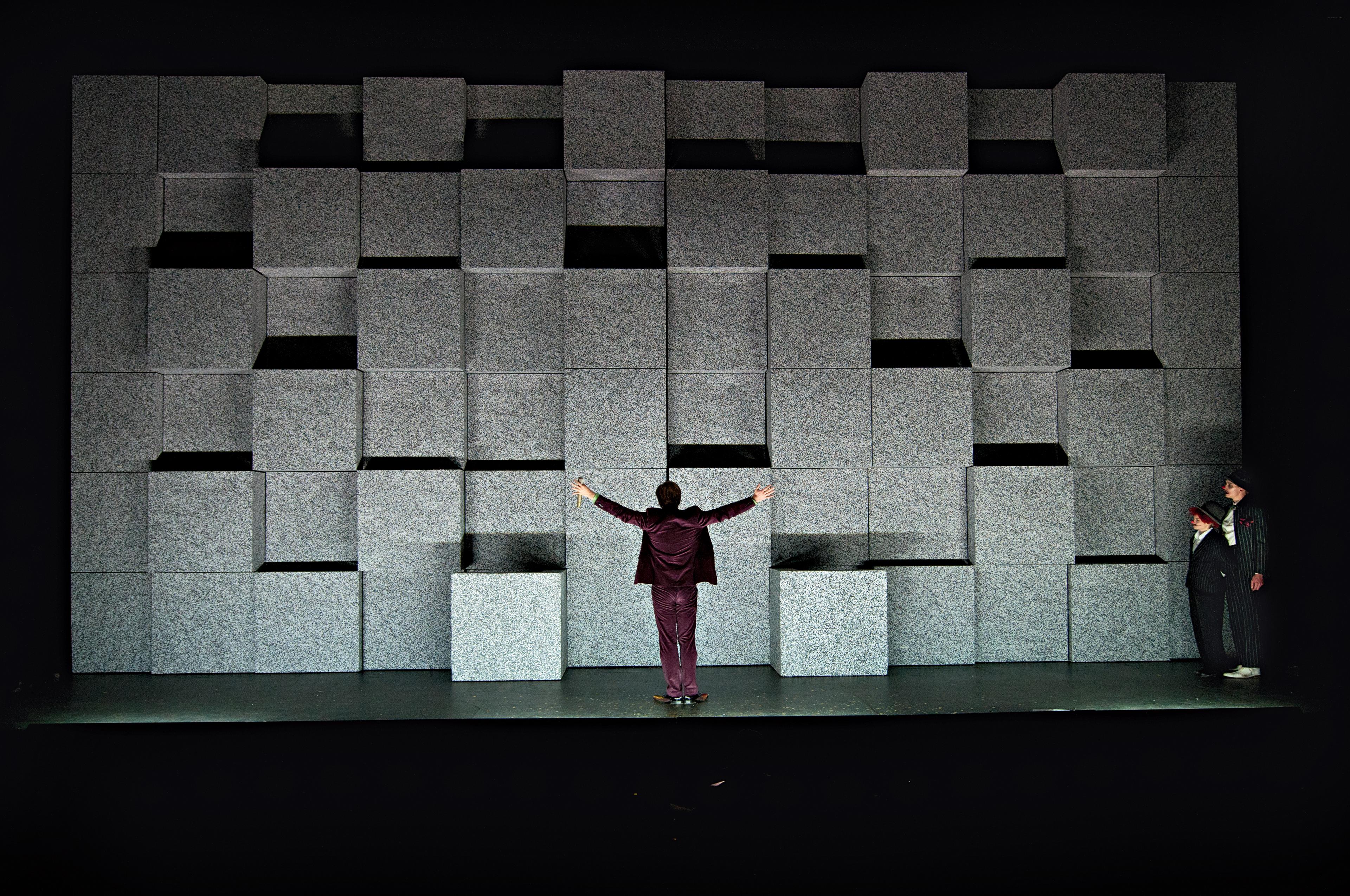 DANTONS TOD (Georg Büchner) Thalia Theater Hamburg, 2012. Regie Jette Steckel, Kostüme Pauline Hüners, Musik Matthias Grübel, Jonas Landerschier.