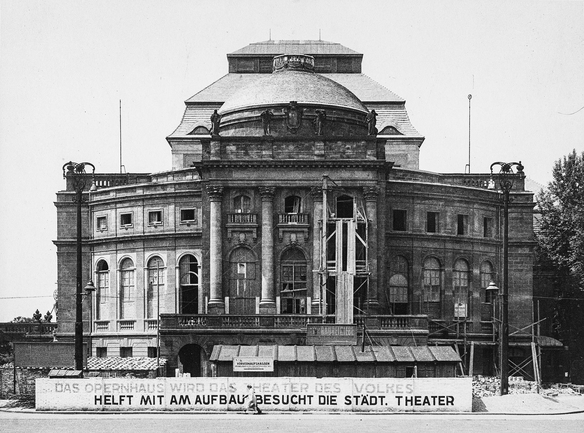 Opernhaus Chemnitz, Rekonstruktion 1946 bis 1951, Bauzaun mit Appell: „Das Opernhaus wird das Theater des Volkes – Helft mit am Aufbau – Besucht die Städt. Theater“
