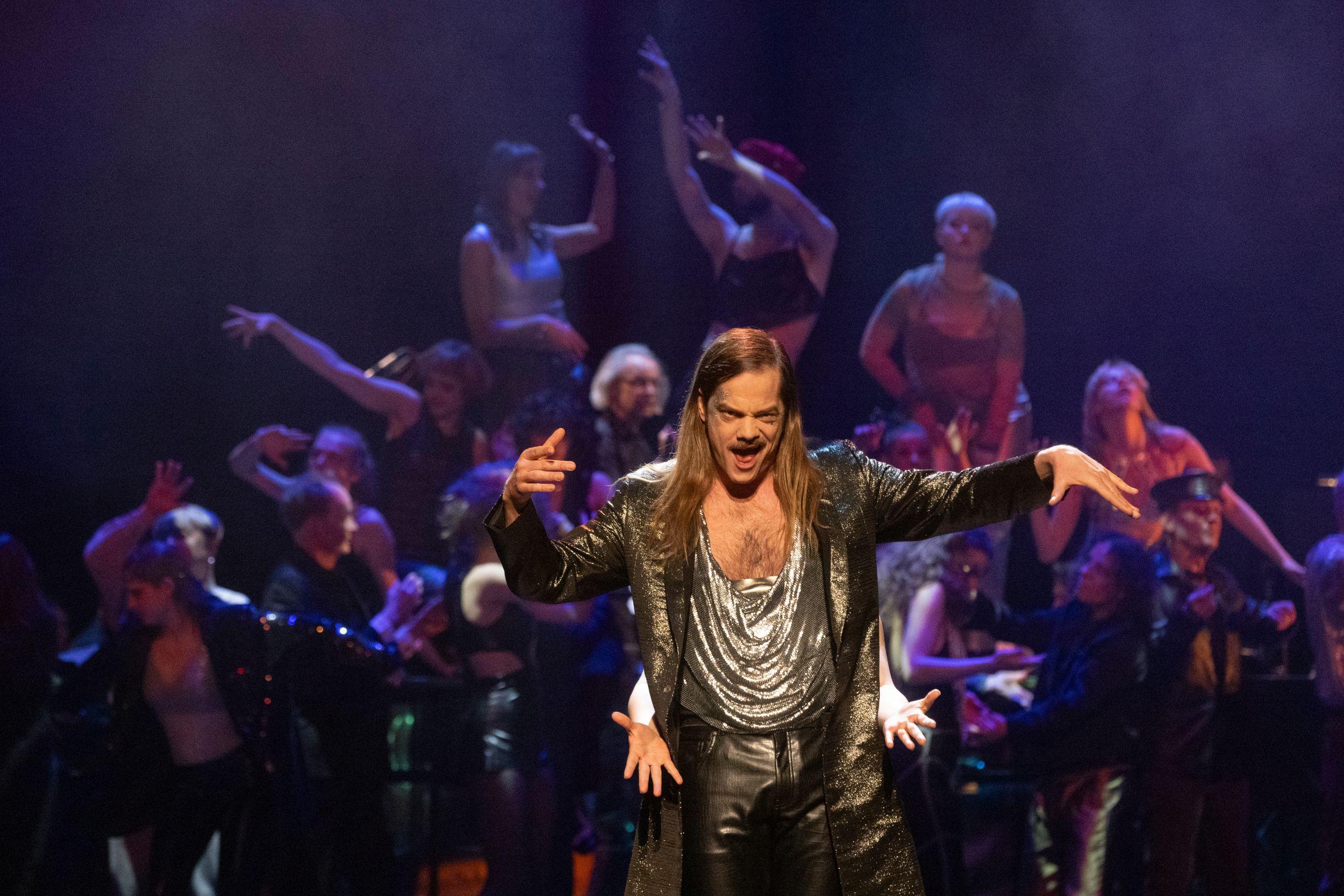 Martin Gerke als Conférencier in „Cabaret“ in der Regie von Steffi Kühnert am Mecklenburgischen Staatstheater. Foto Silke Winkler