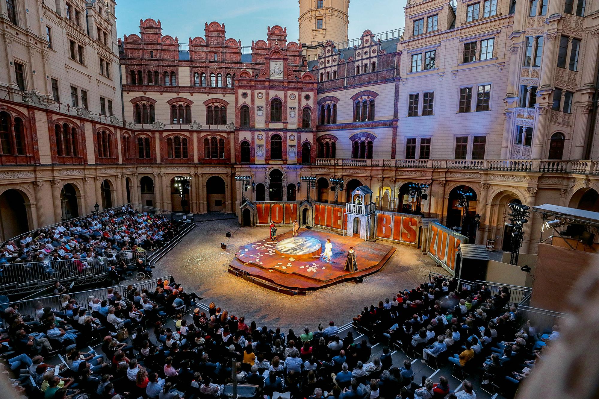 „Cyrano de Bergerac“ im Schweriner Schlosshof 2019, Regie Alejandro Quintana