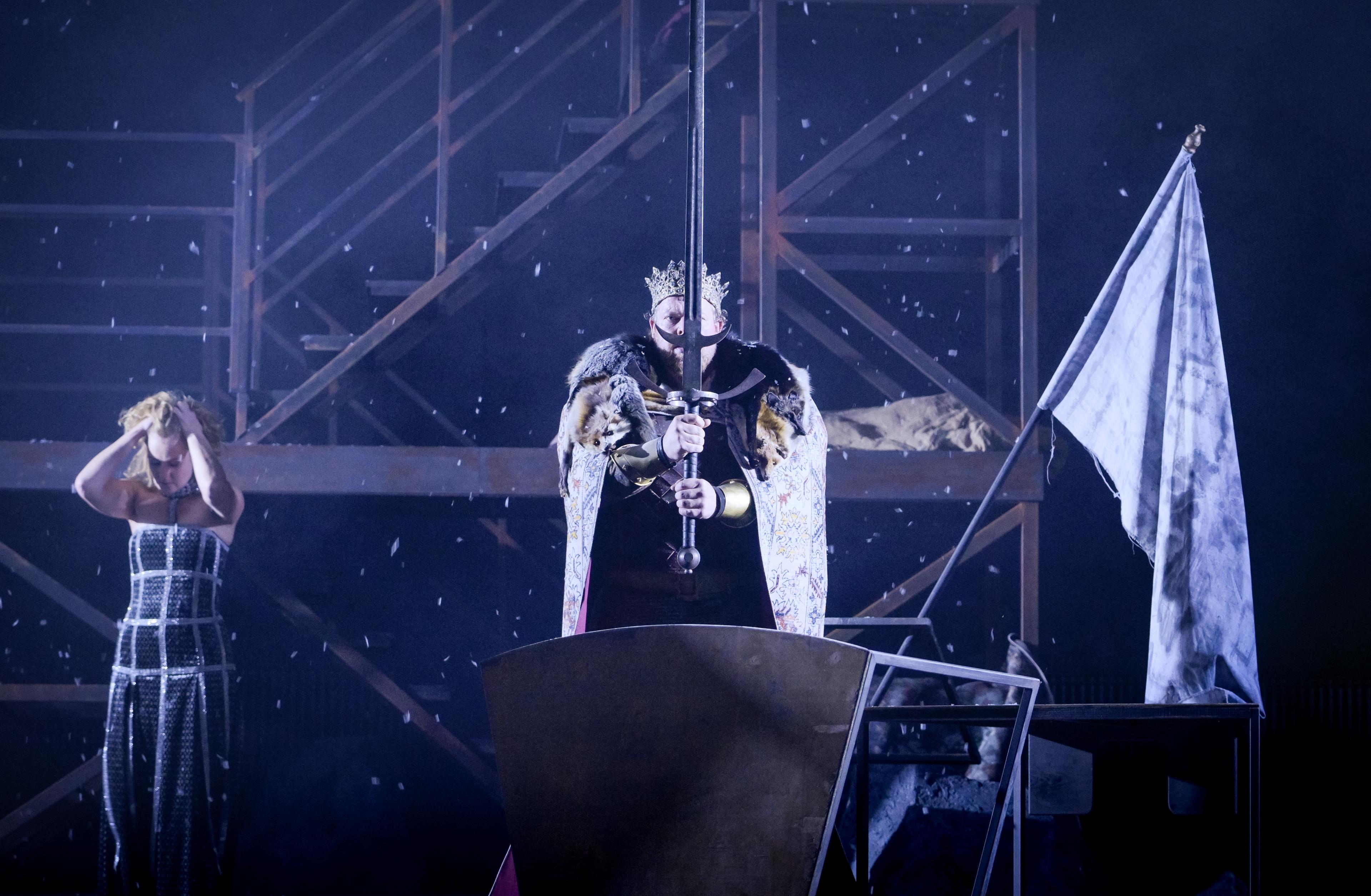 Anika Kleinke und Bernd Hölscher in „Merlin oder Das wüste Land“ in der Regie von Maik Priebe. Foto Arno Declair