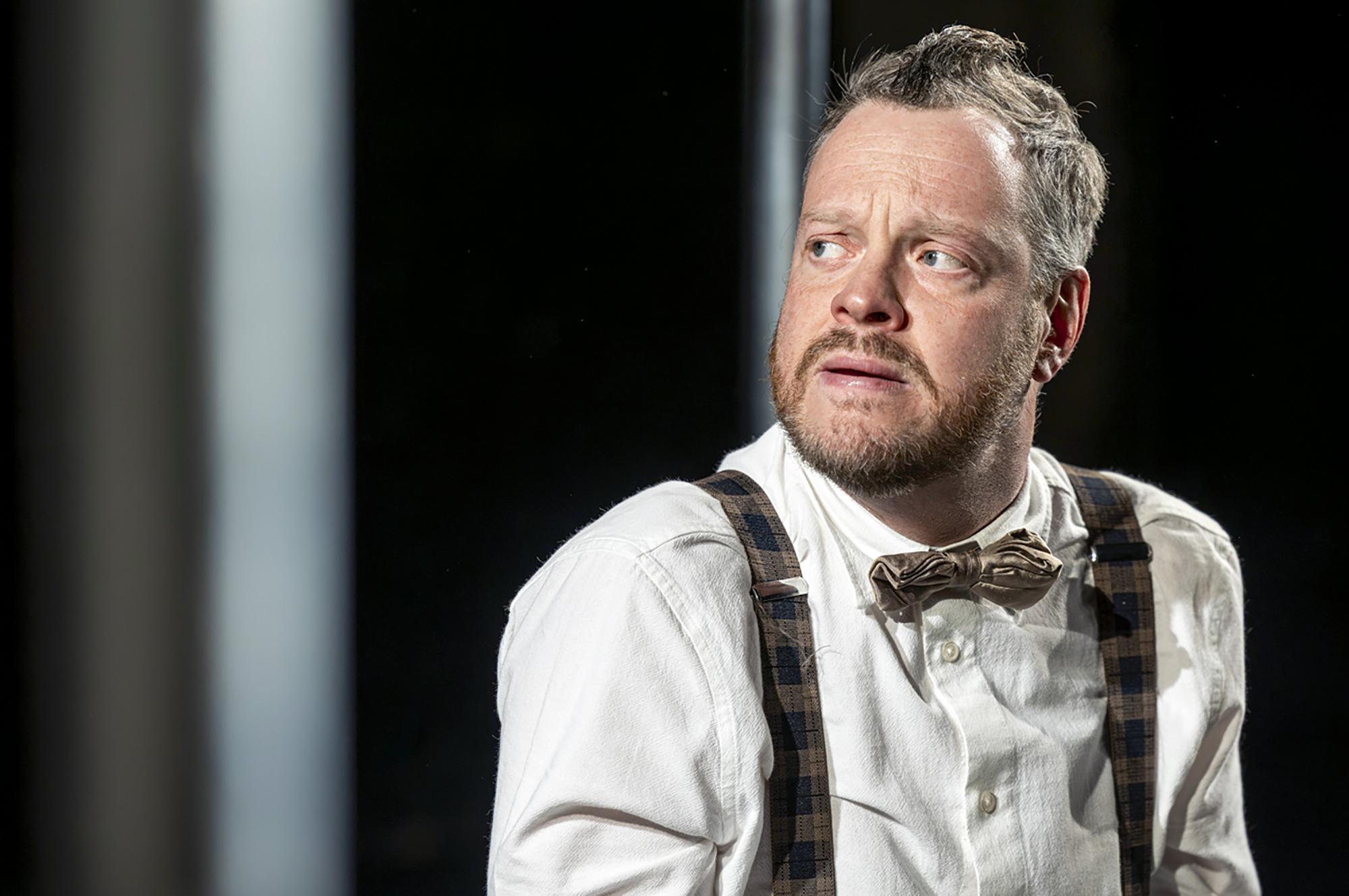 Roland Riebeling in „Der Kissenmann“ von Martin McDonagh. Deutsch von Martin Molitor und Christian Seltmann. Regie und Bühne Alexander Vaassen am Theater Duisburg