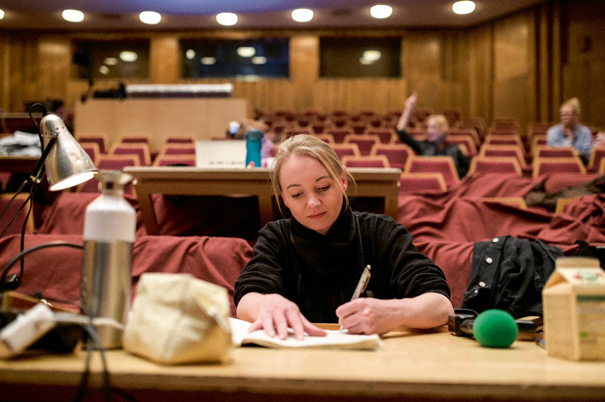 Luise Voigt am Regiepult im DNT Weimar