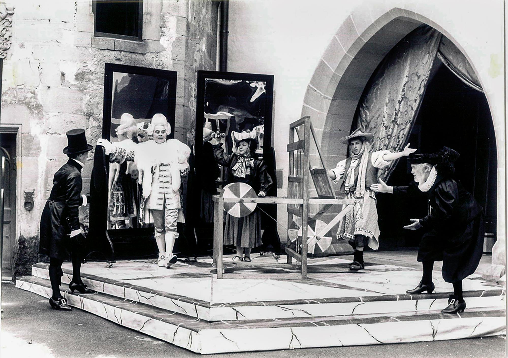 1990: „Des Kaisers neue Kleider“ v. l. n. r.: Werner Langanke (Minister), Günter Hörner (Kaiser), Ingrid Stein (Schneidermeisterin Kluge), Ronny Thalmeyer (Geselle Fritz), Robert Remmler Staatssekretär