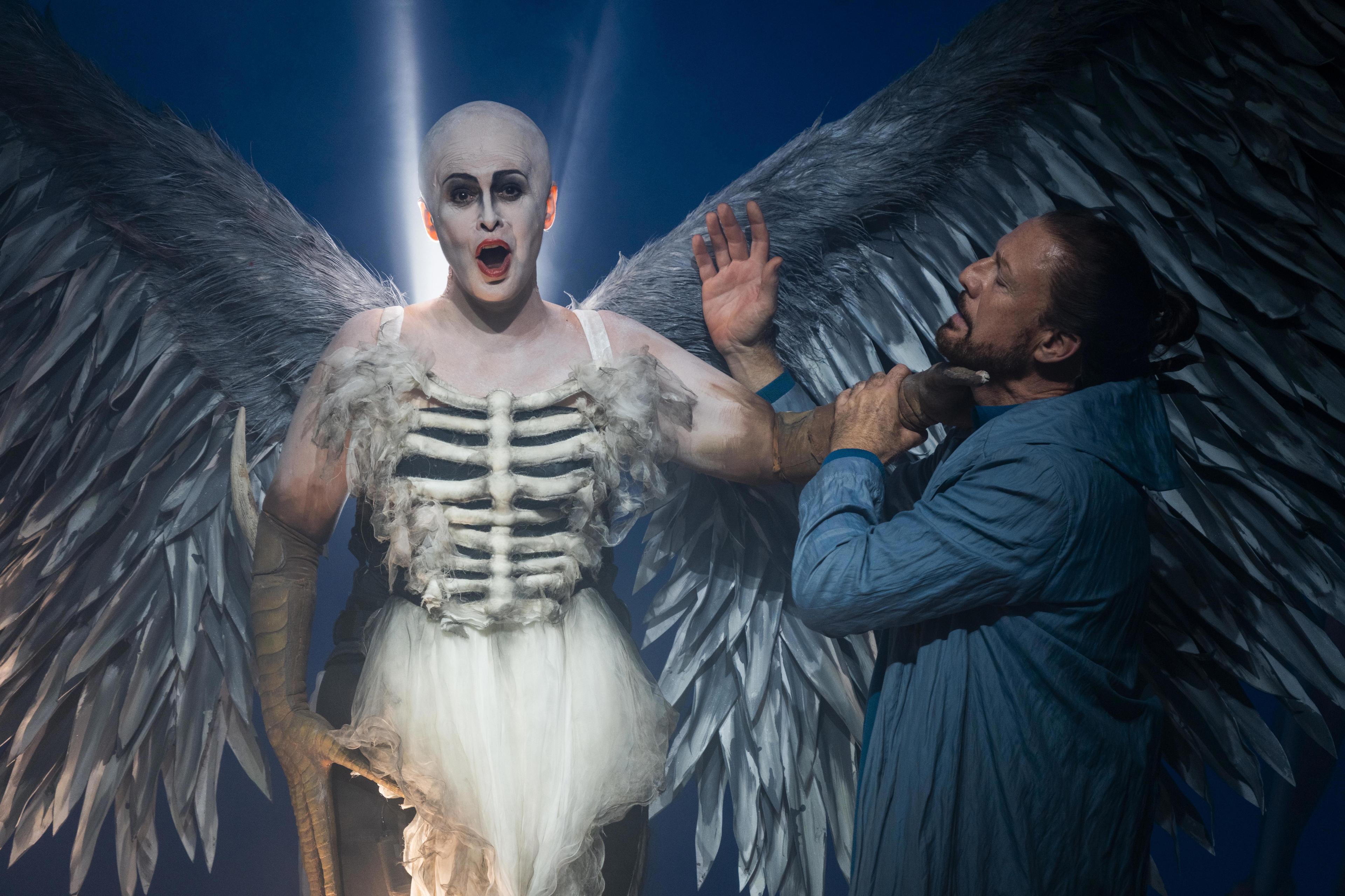 Anna Danik als La Sphinge und Paul Gay als Œdipe im gleichnamigen Stück – Musikalische Leitung Hannu Lintu, Regie Andreas Kriegenburg. Foto Bregenzer Festspiele/Daniel Ammann