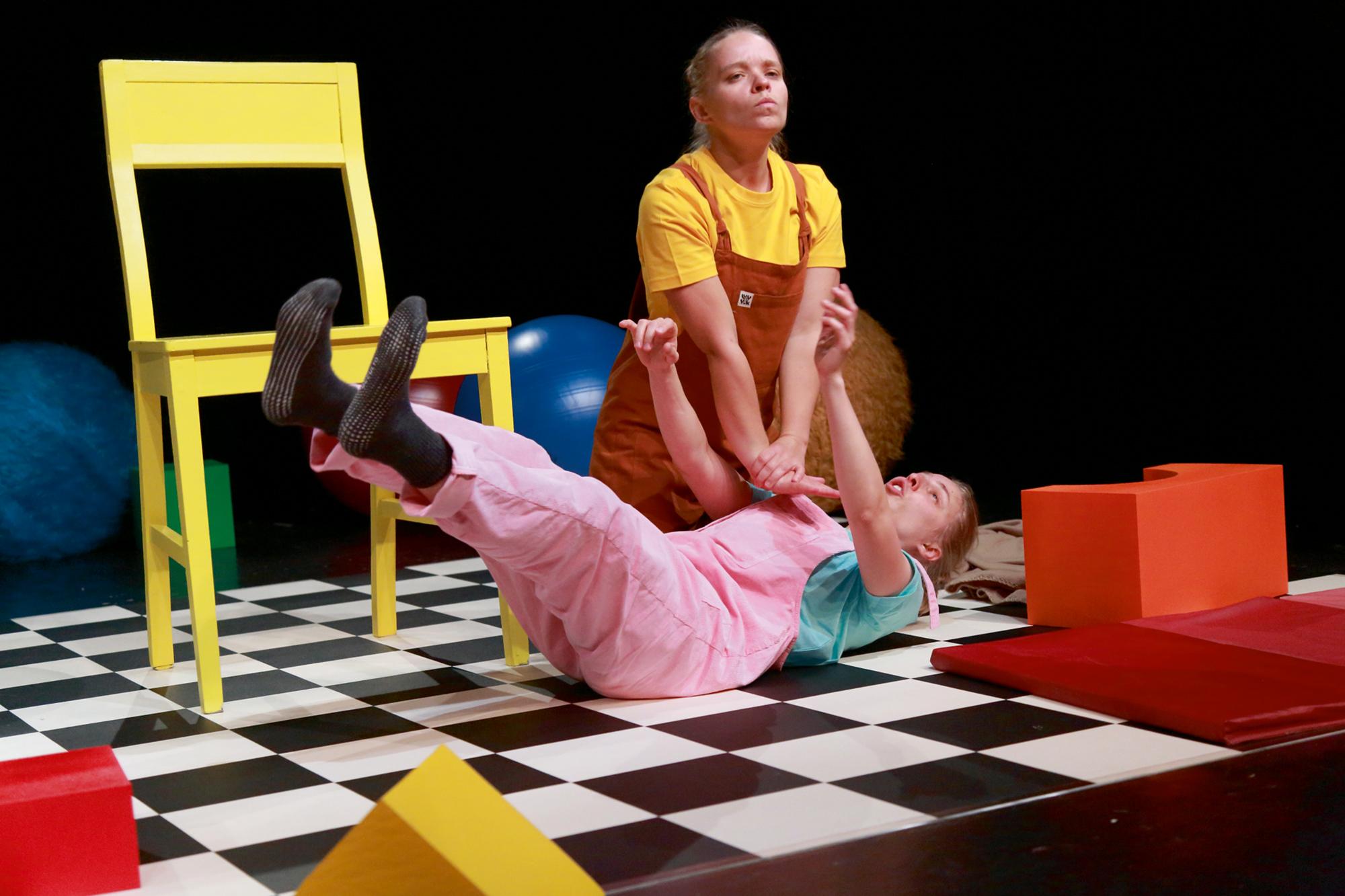 »›Popp Stolizei!‹ oder ›Gibt’s ein Wachtmeister, Herr Problem?‹« (Spielzeit 2024/25), Larissa Wagenhals (kniend) und Valeria Prautsch (liegend)