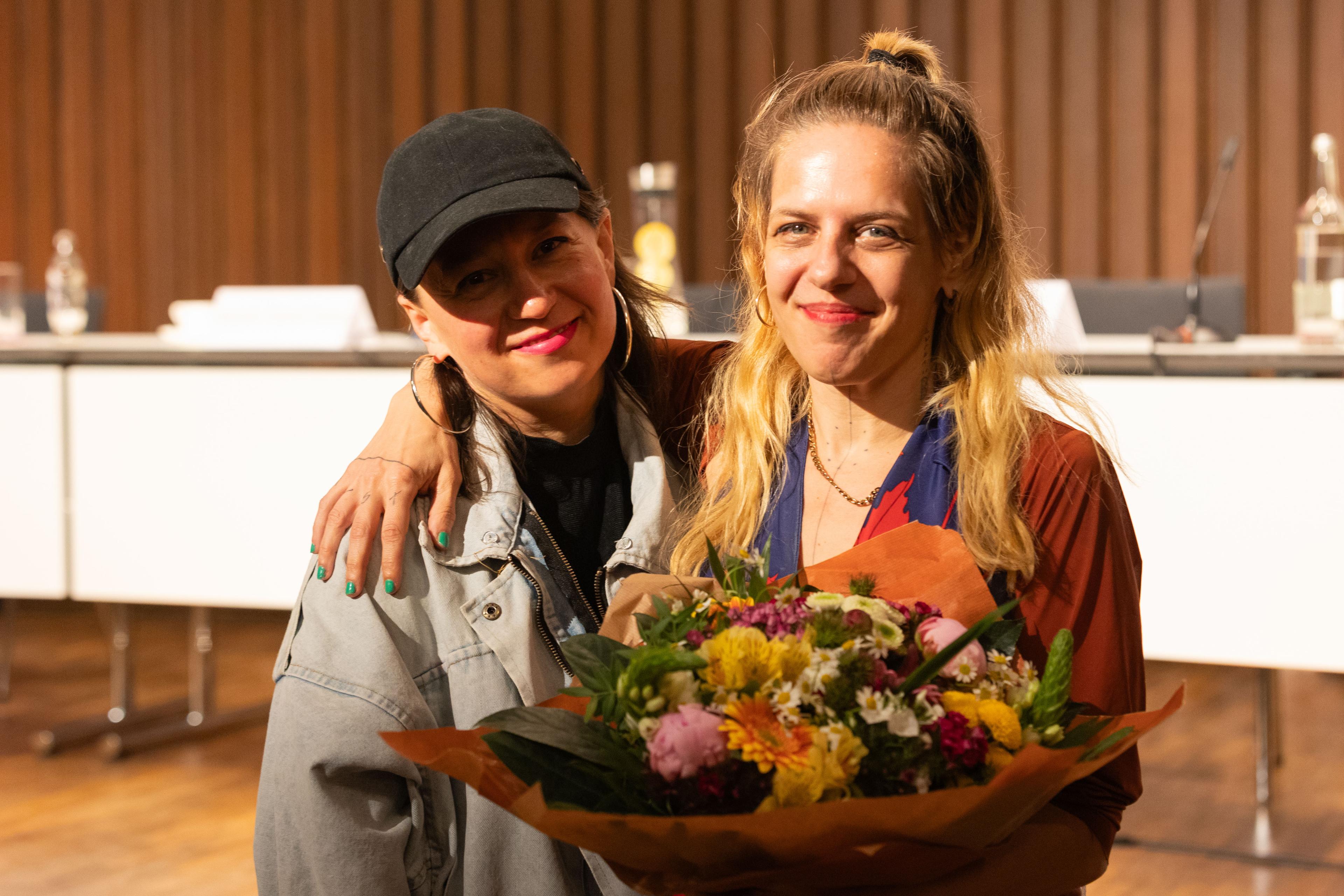 Sivan Ben Yishai und Ewe Benbenek nach der Jurydebatte. Foto Daniela Motzkus