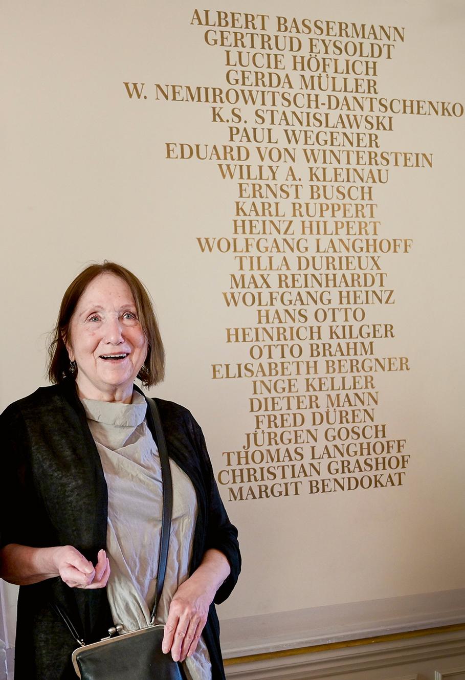 Margit Bendokat vor der Ehrentafel im Deutschen Theater