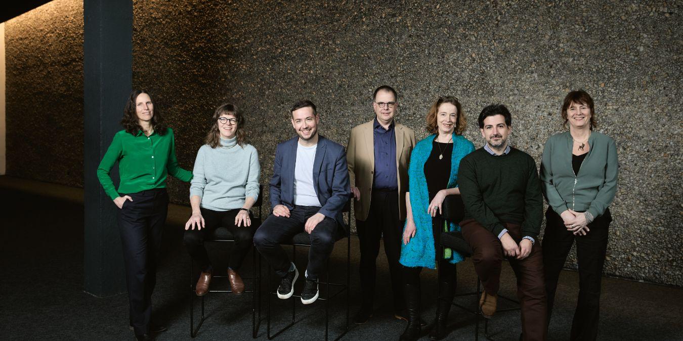Die Theatertreffen-Jury 2025. Eva Behrendt, Valeria Heintges, Martin Thomas Pesl, Sascha Westphal, Sabine Leucht, Janis El-Bira, Katrin Ullmann.