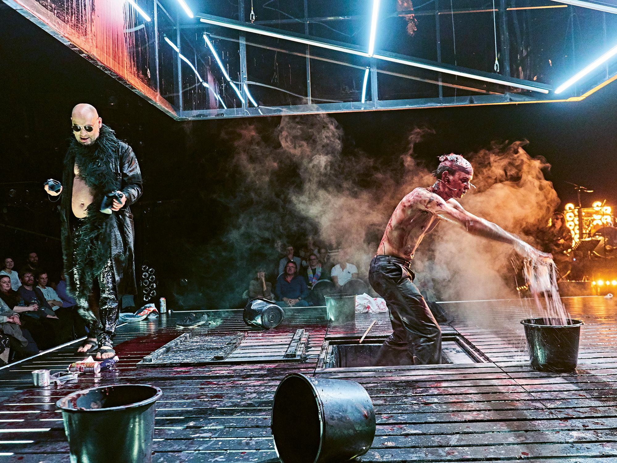 Wolfgang Michalek und Kilian Land in „Fight Club“ — von Chuck Palahniuk — Regie: Roger Vontobel. Düsseldorfer Schauspielhaus, 2019