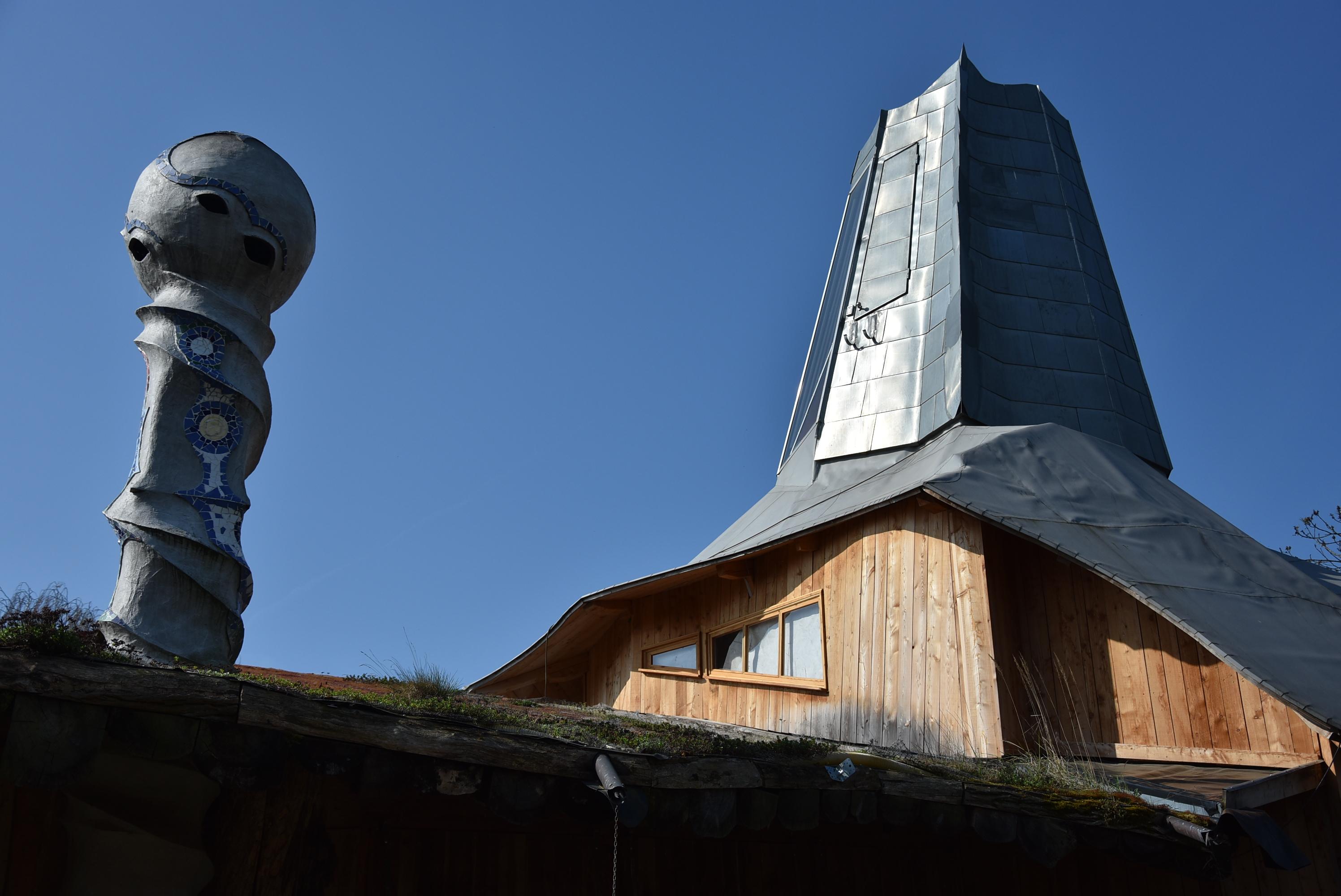 Das Theater am Rand, ein Bau ohne rechte Winkel mit Solarturm