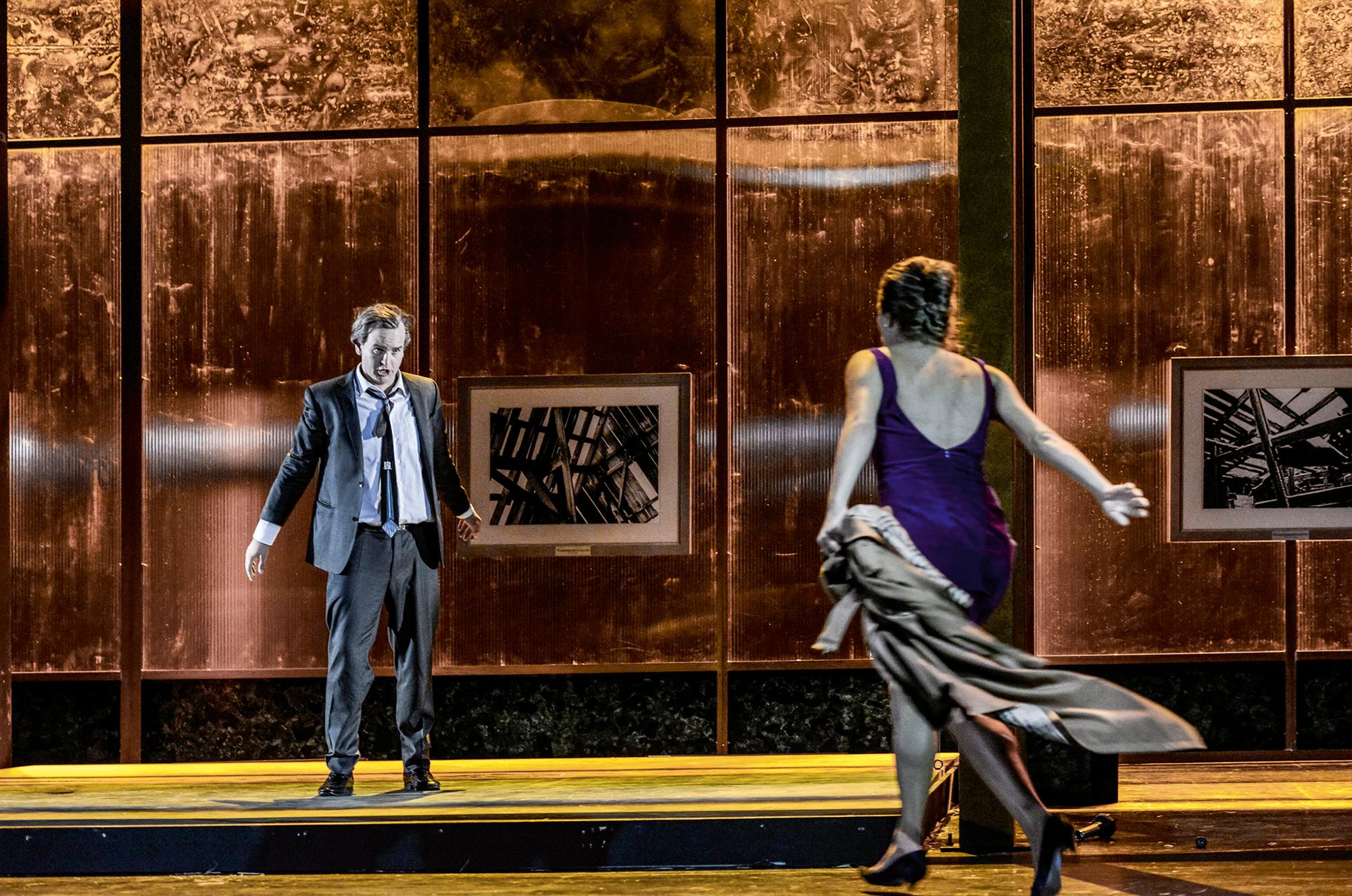 Peter Tschaikowsky – EUGEN ONEGIN (Freiburg 2018, Regie: Peter Carp); v. l. n. r.: Michael Borth, Solen Mainguené