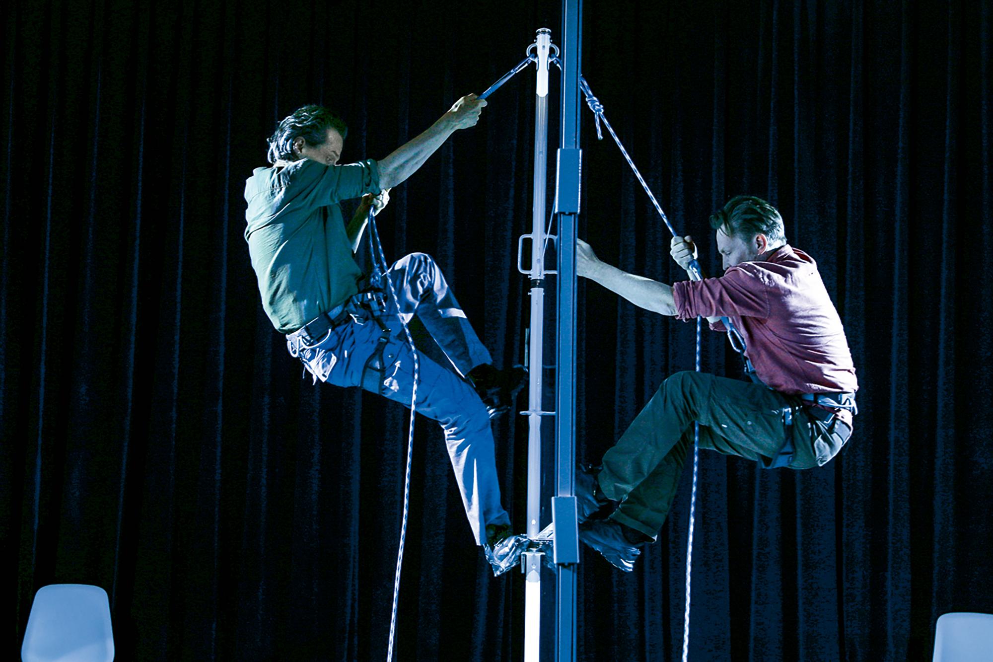 „Ein gefräßiger Schatten“ von Mariano Pensotti in eigener Regie. Mit Sebastian Klein und Manuel Harder. Bühne und Kostüm Mariana Tirantte