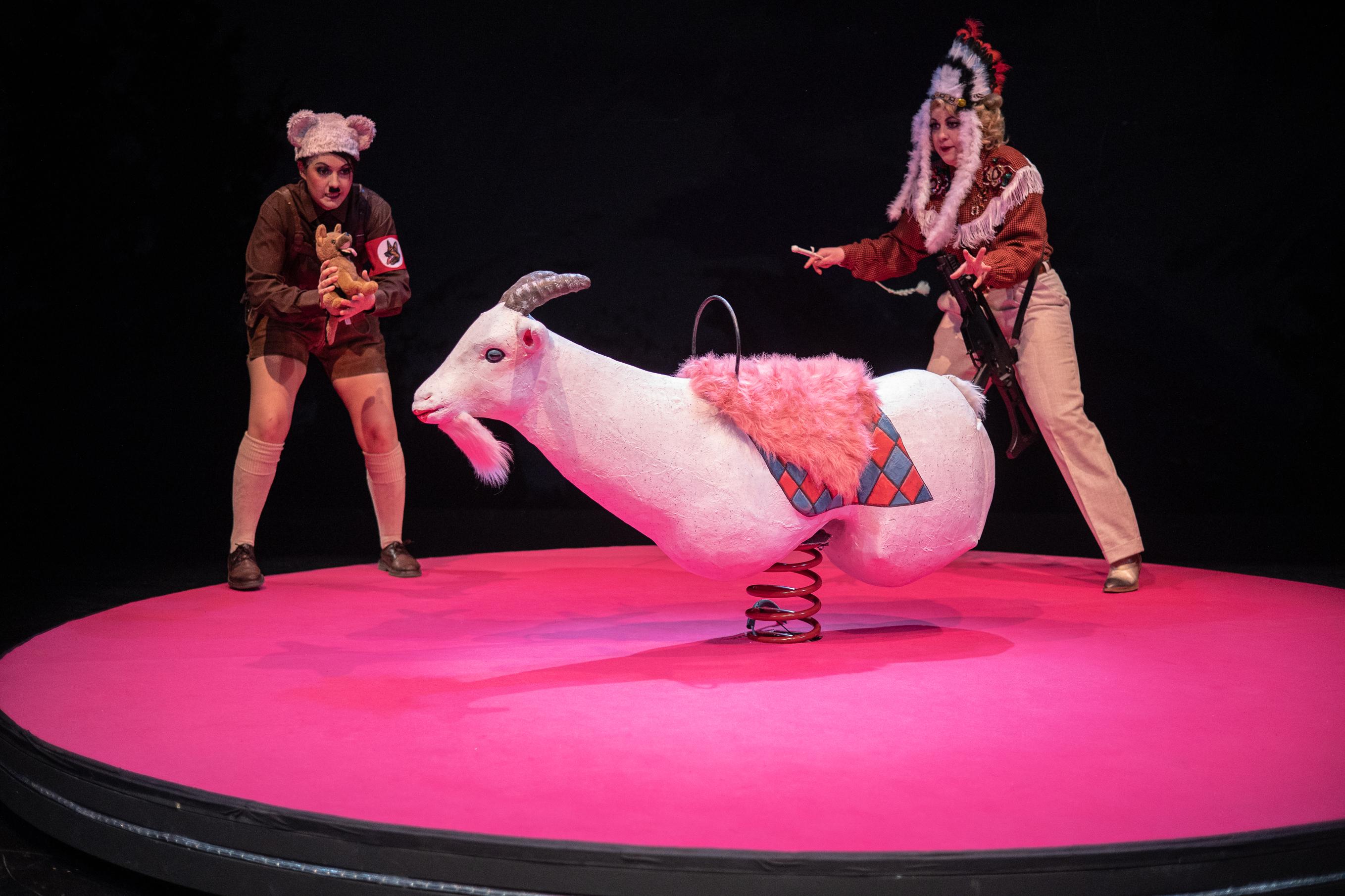 Michaela Dazian und Antonia Marie Waßmund in „Hitlers Ziege und die Hämorrhoiden des Königs“ von Rosa von Praunheim in der Regie von Damian Popp. Foto Ronny Ristok