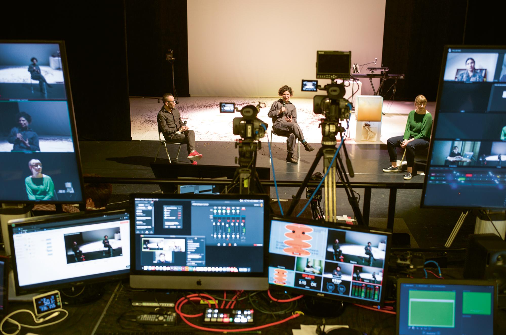Tryout und hybrides Gespräch, Live-Stream aus dem Experimentiertheater der FAU Erlangen-Nürnberg. 2021