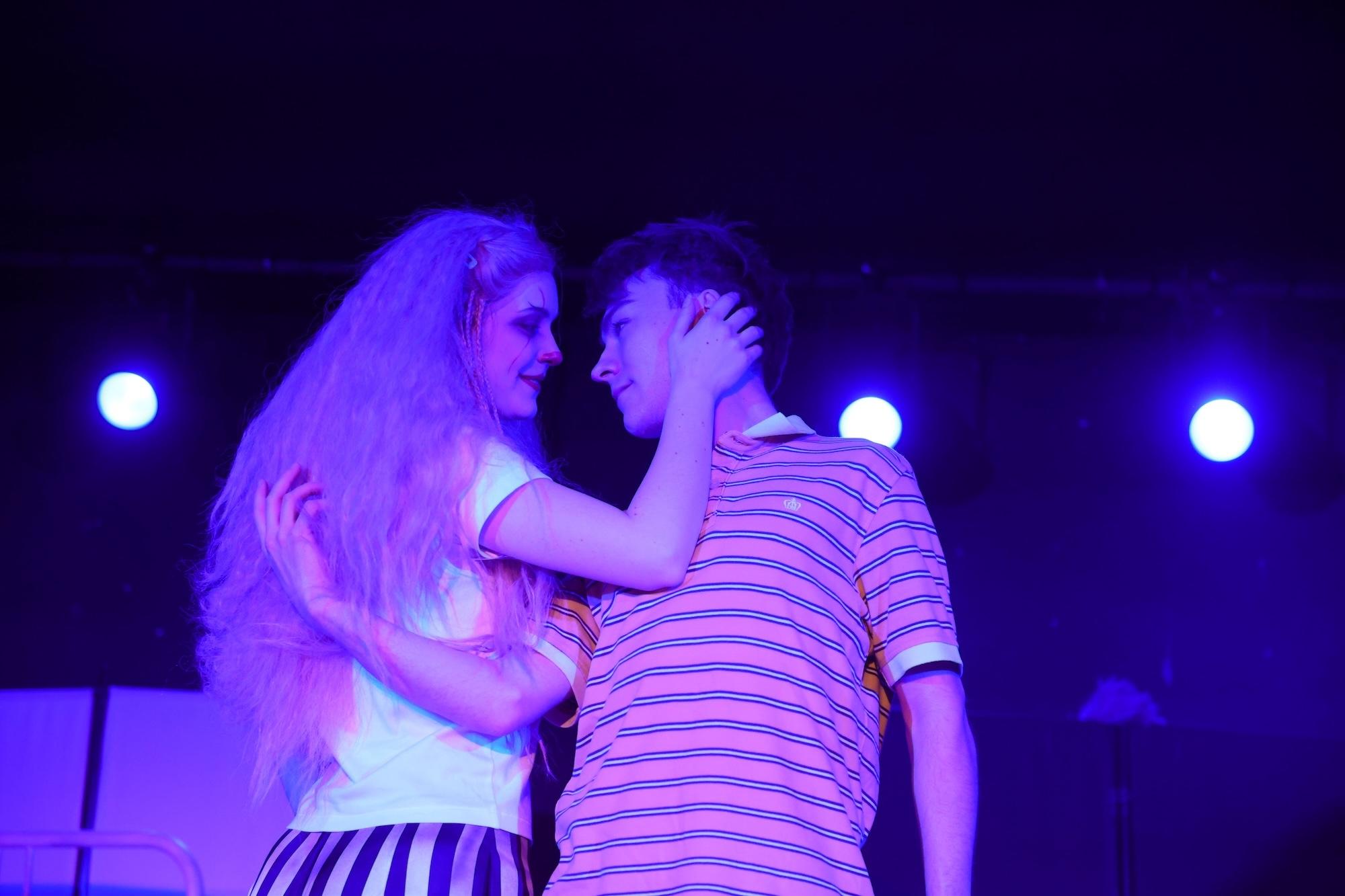 Subkultur unter Schirmherrschaft der FDJ? „Düsterbusch City Lights“ nach dem Roman von Alexander Kühne in der Regie von Daniel Borgwardt an der neuen bühne Senftenberg.