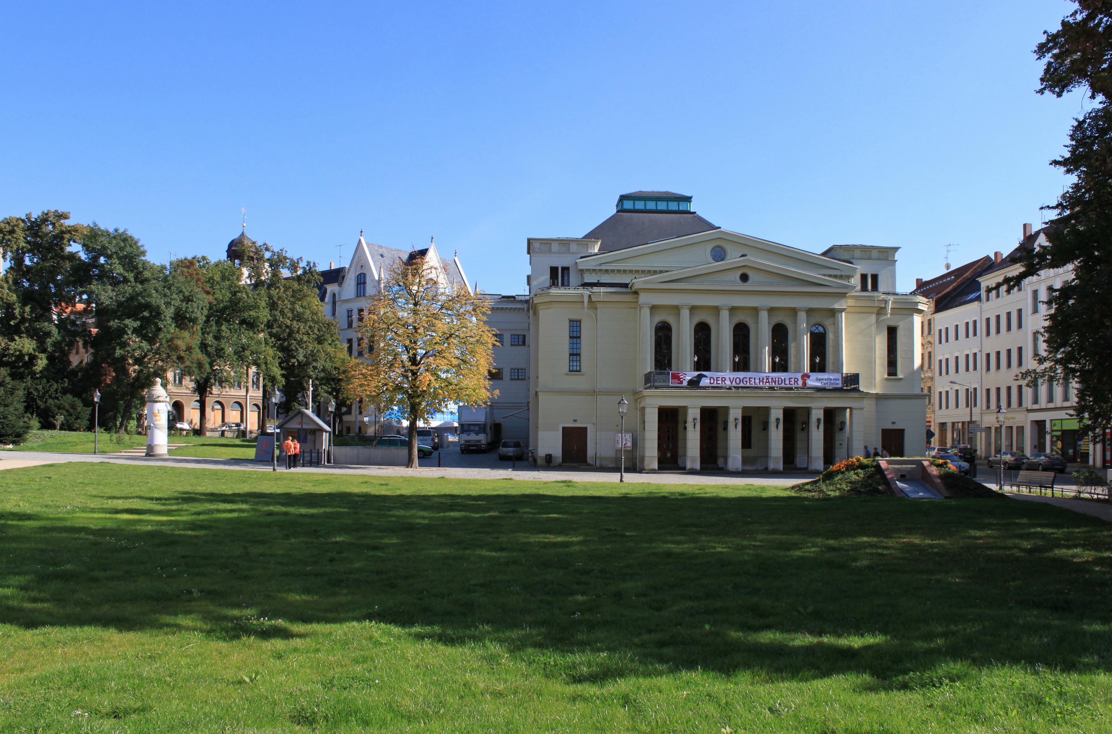 Blick über den Demianiplatz zum Theater