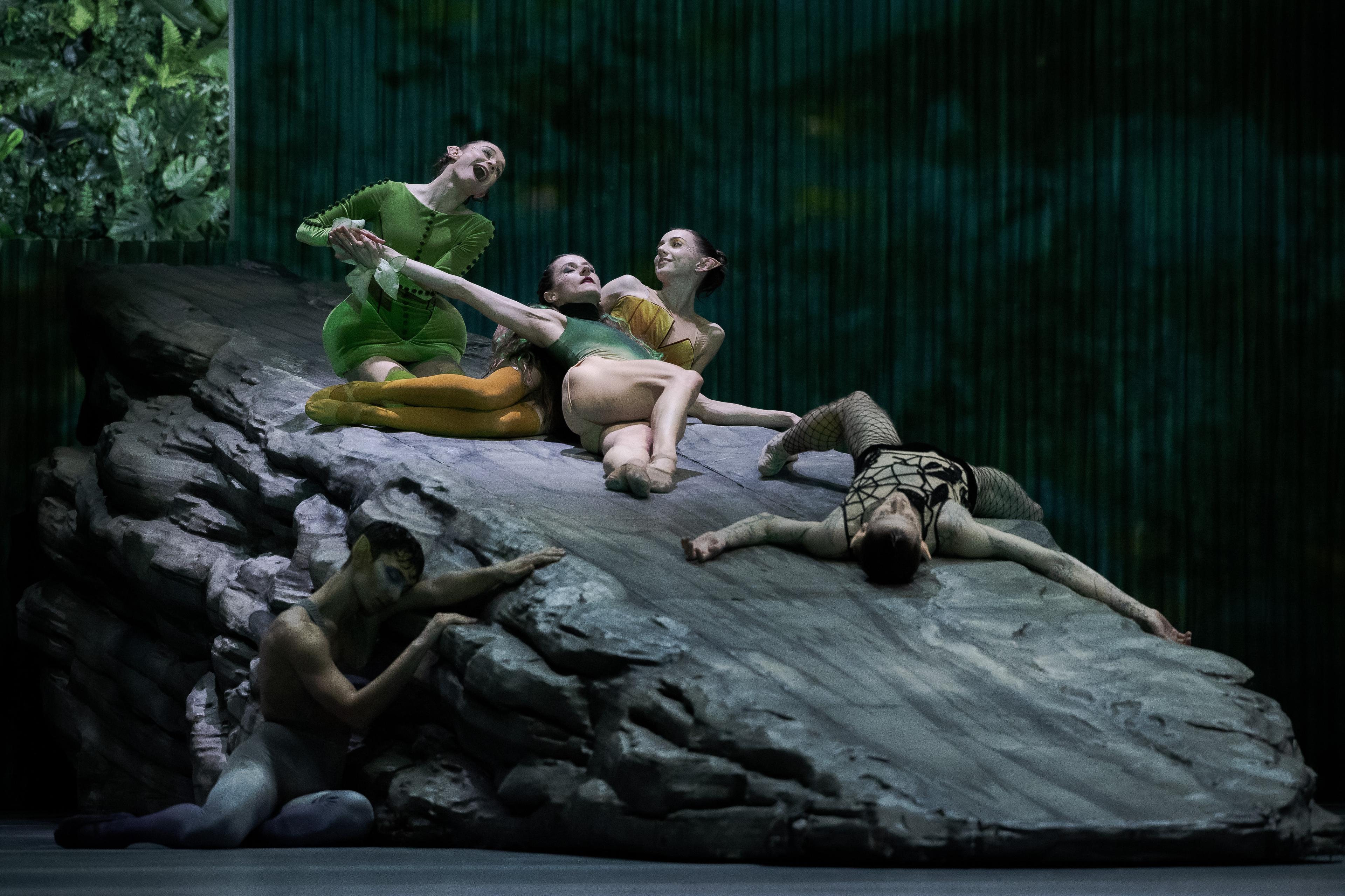 Man möge sich verzaubern lassen und ins Ballett verlieben: „„Ein Sommernachtstraum“ nach William Shakespeare in einer Choreografie Edward Clug am Staatsballett Berlin.