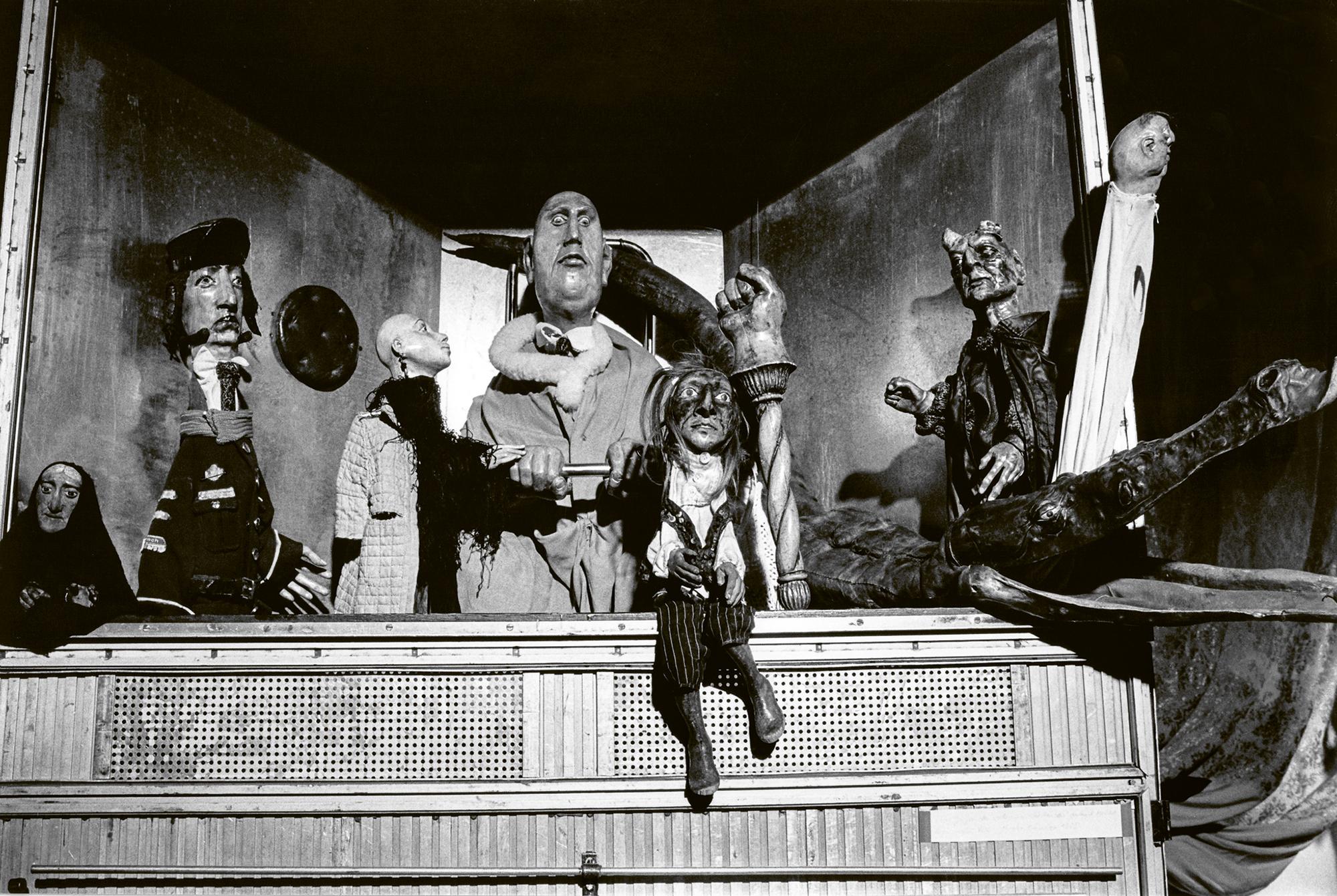 „Die Jäger des verlorenen Verstandes“, Zinnober (DDR). Bühne und Puppenensemble in der Ausstellung „Chistian Werdin, Berlin Ost – Bühnenbildner und Puppenbauer“ im Erlanger Markgrafentheater. 1991