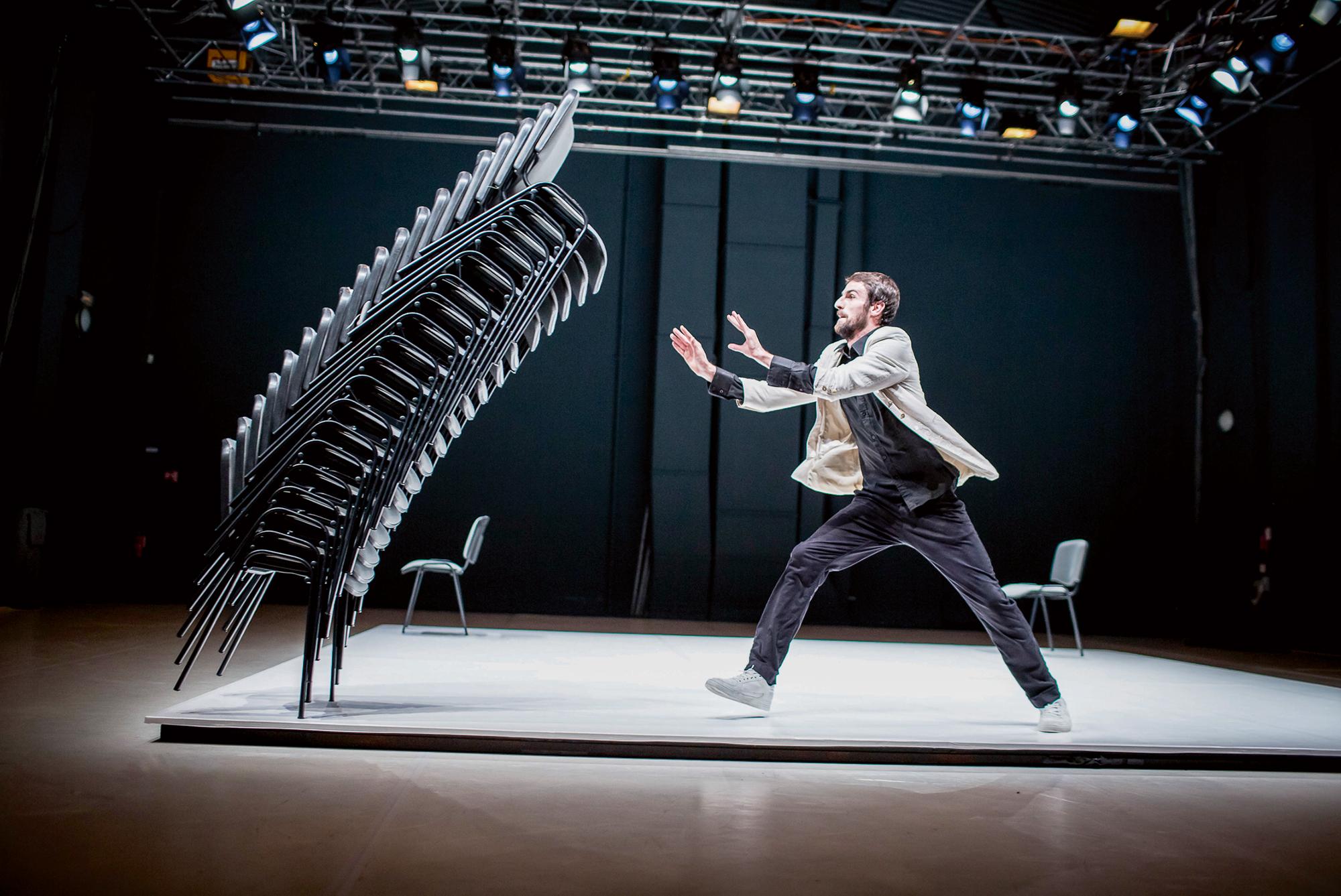 Viktor Cernický in dem von ihm konzipierten „Pli“ am Maillon-Theater in Straßburg