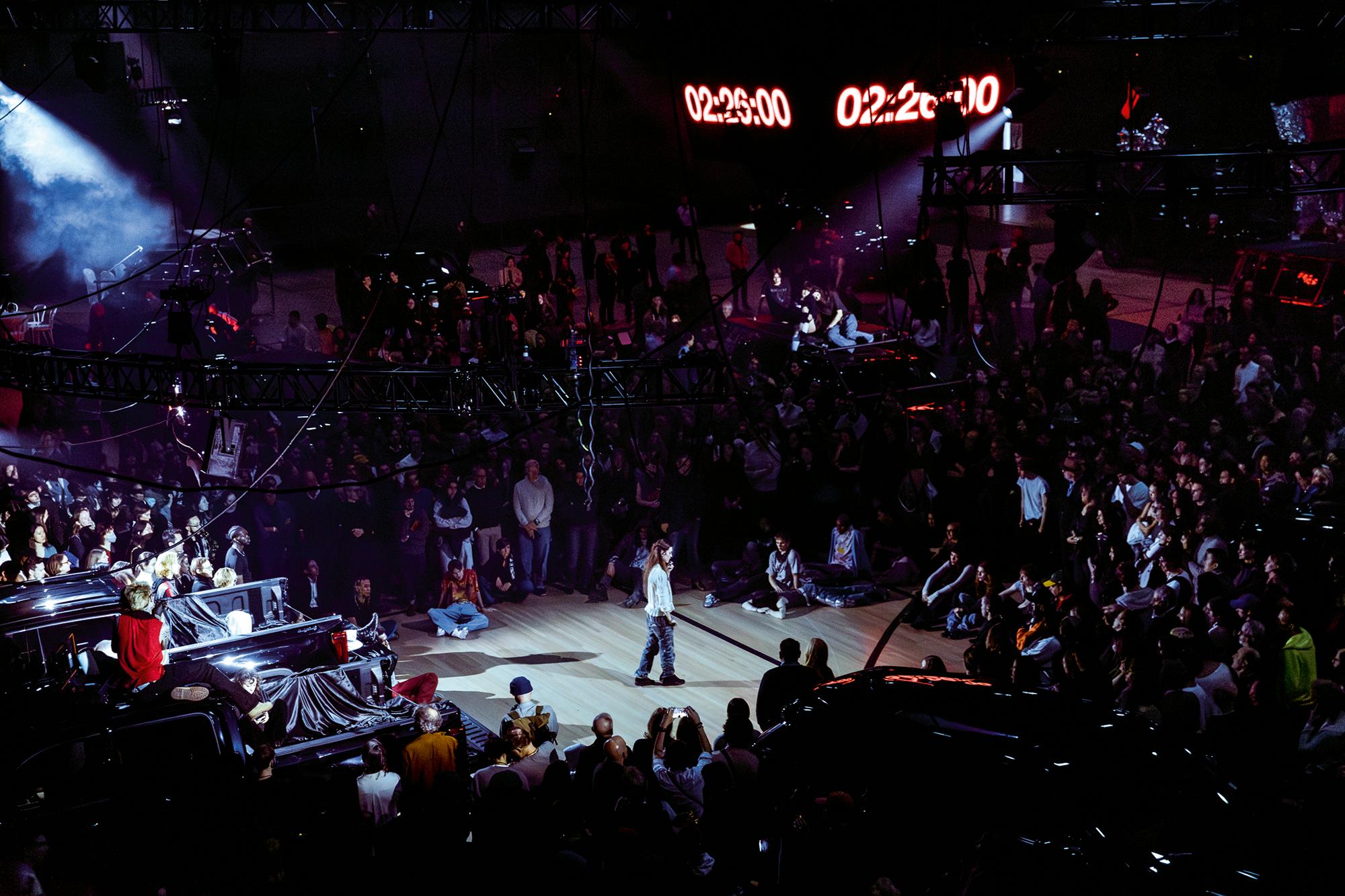 Talia Ryder (Mitte) in Anne Imhofs „DOOM“ in der Park Avenue Armory