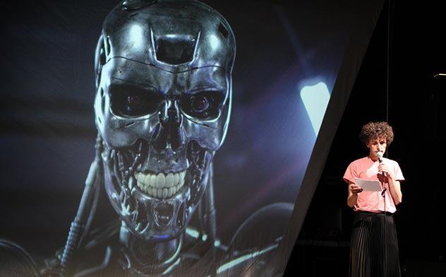 Vielleicht kommt der Tod ja als Maschine – Die Berliner Schaubude untersucht wie hier in „1/0/1 robots – hacking the binary code“ der Gruppe Manufaktor das Verhältnis von Menschen, künstlicher Intelligenz und Robotern. Foto Julie Sievert / Gilda Coustier