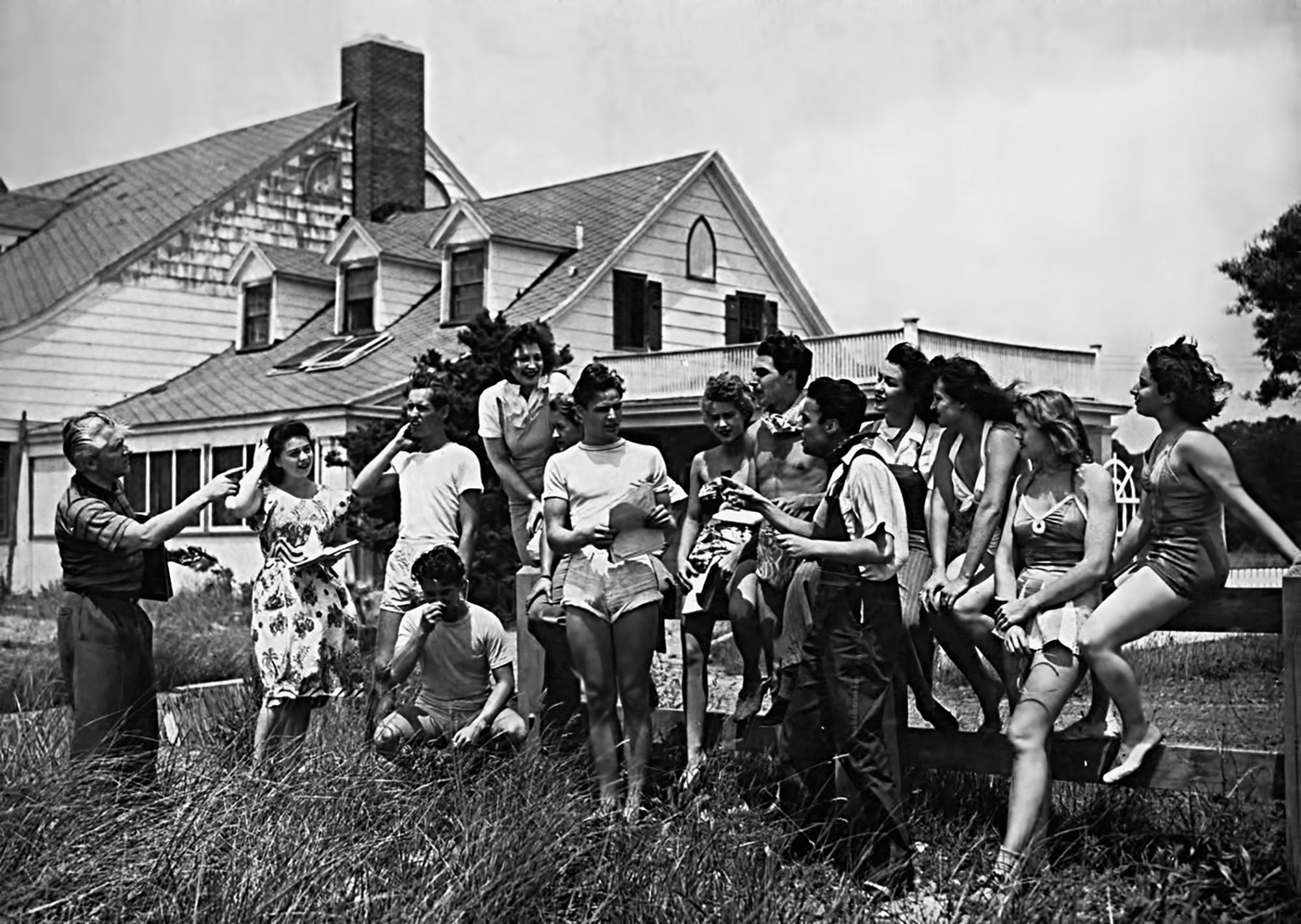 Erwin Piscator vor dem Sommertheater in Sayville, Long Island, mit Studenten, unter ihnen Marlon Brando und Bernie Schwartz (Tony Curtis)