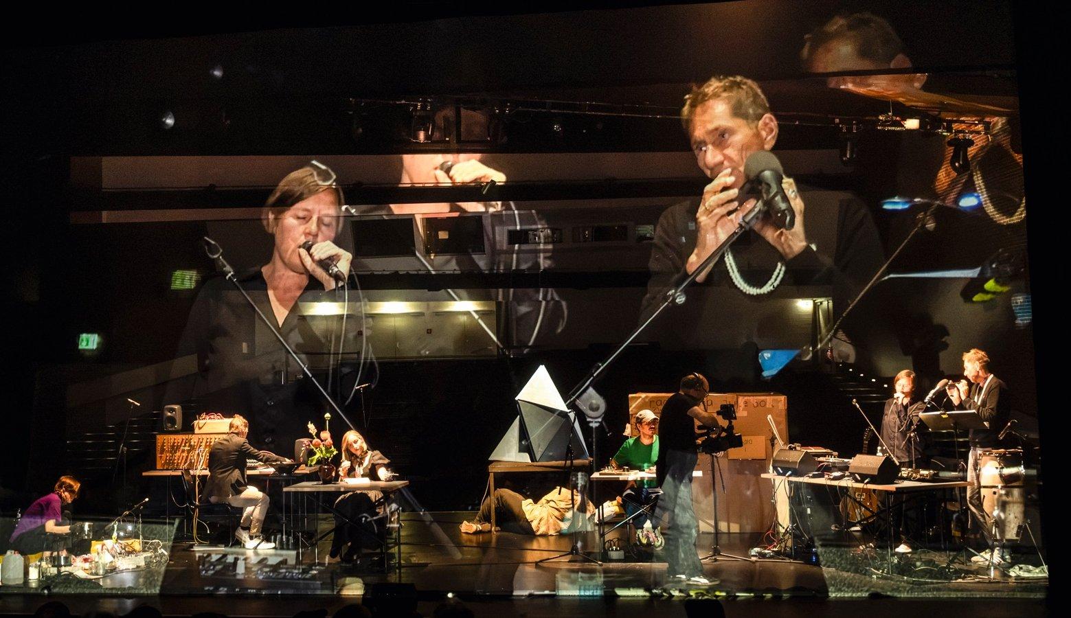 Schorsch Kamerun live beim Berliner Hörspielfestival an der Berliner Akademie der Künste