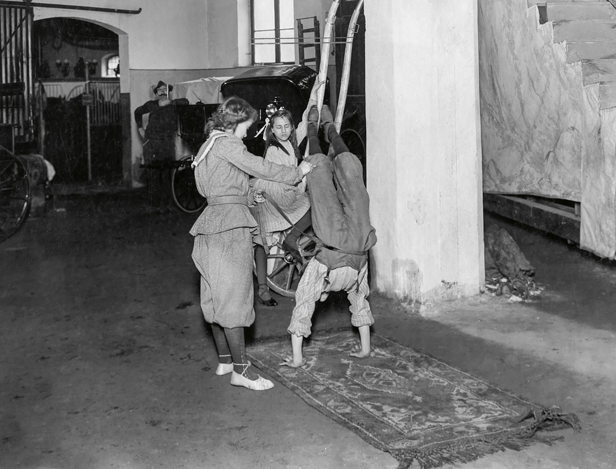 Junge Akrobat:innen bei einer Probe im Circus Busch (1904).
