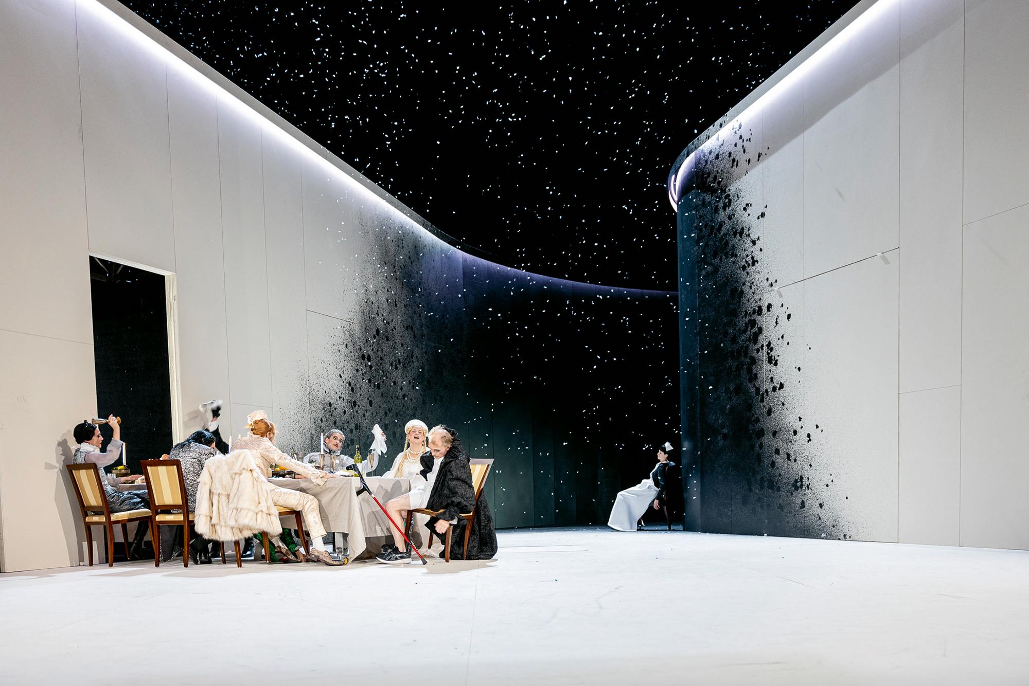 William Shakespeare – DAS WINTERMÄRCHEN (Freiburg 2023, Regie: Yair Sherman); v. l. n. r.: Martin Müller-Reisinger, Anja Schweitzer, Victor Calero, Nicola Fritzen, Marieke Kregel, Michael Witte, Lou Friedmann