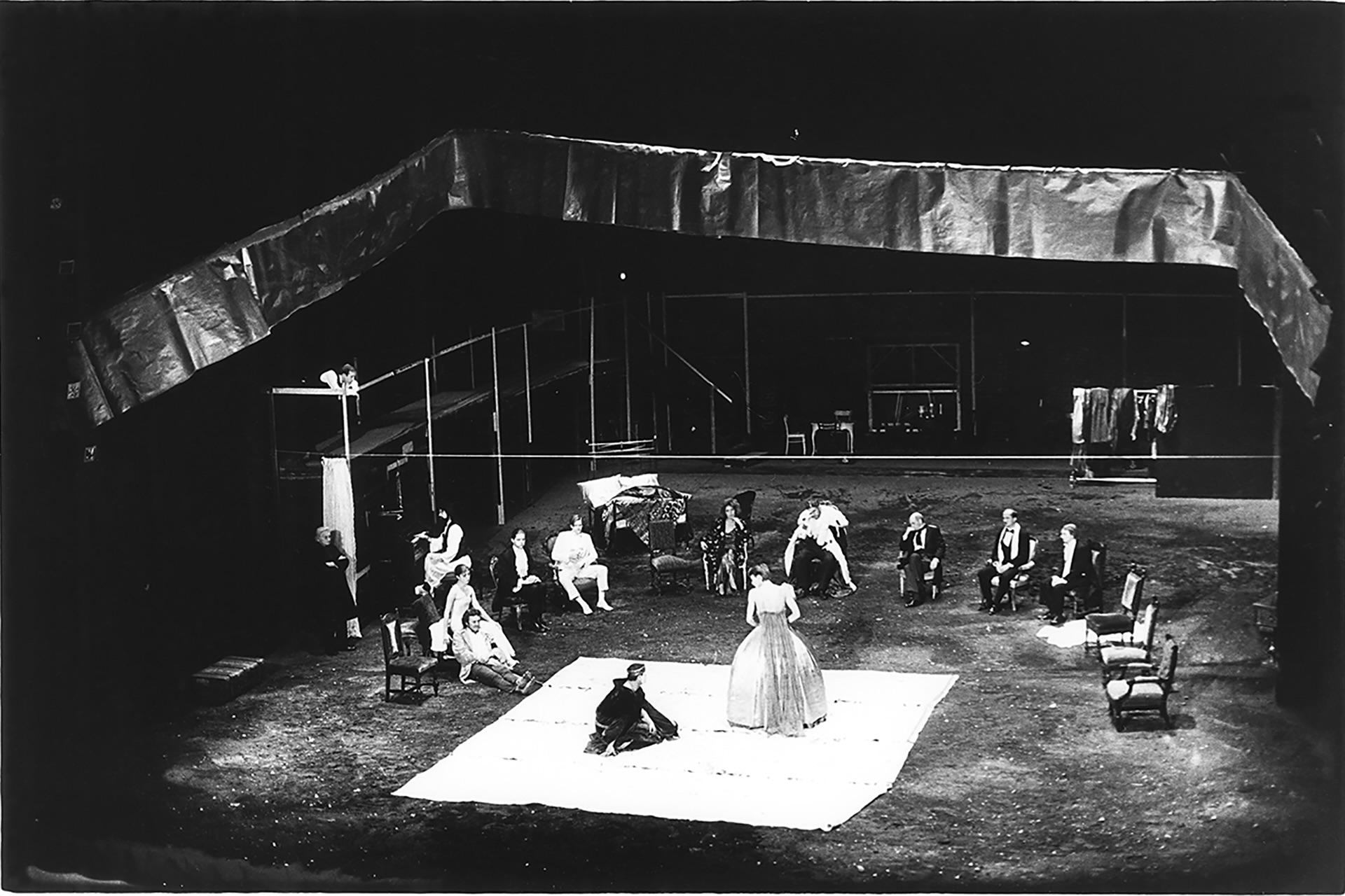 „Die Mausefalle“ aus „Hamlet“ von William Shakespeare in der Übersetzung von Heiner Müller, Inszenierung B. K. Tragelehn 1985 am Residenztheater München. Akademie der Künste, Berlin, B. K.-Tragelehn-Archiv, Archivnummer 322_009