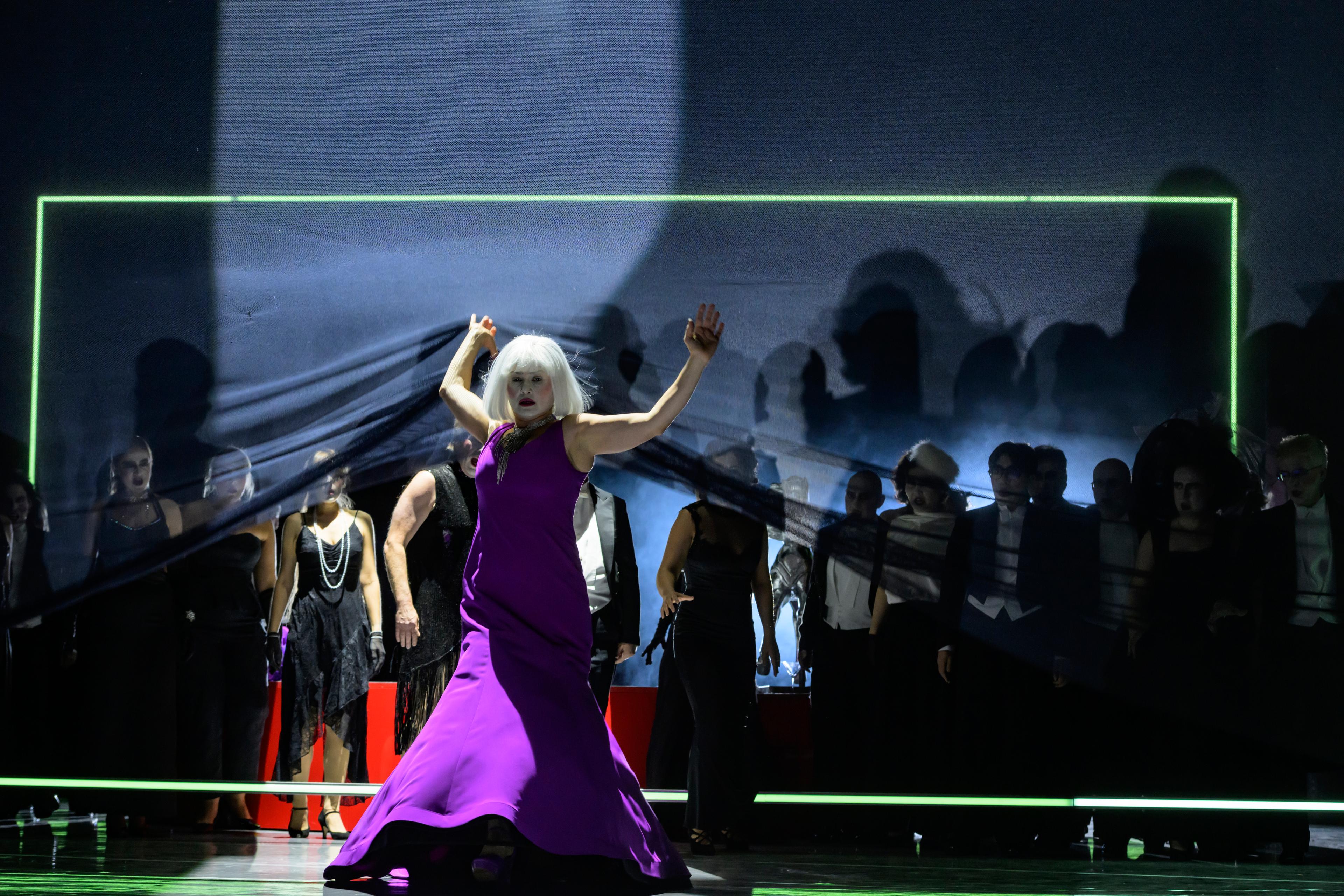 „Hier ist echt was in Bewegung.“: „La Traviata“ am theater hagen unter der Regie von Sören Schuhmacher. 