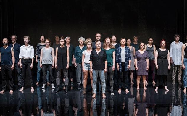 Theatral-muskalischer Sprechakt einer in sich kontroversen Gemeinschaft – Marta Górnickas „M(other) Courage“. Foto Volker Beinhorn