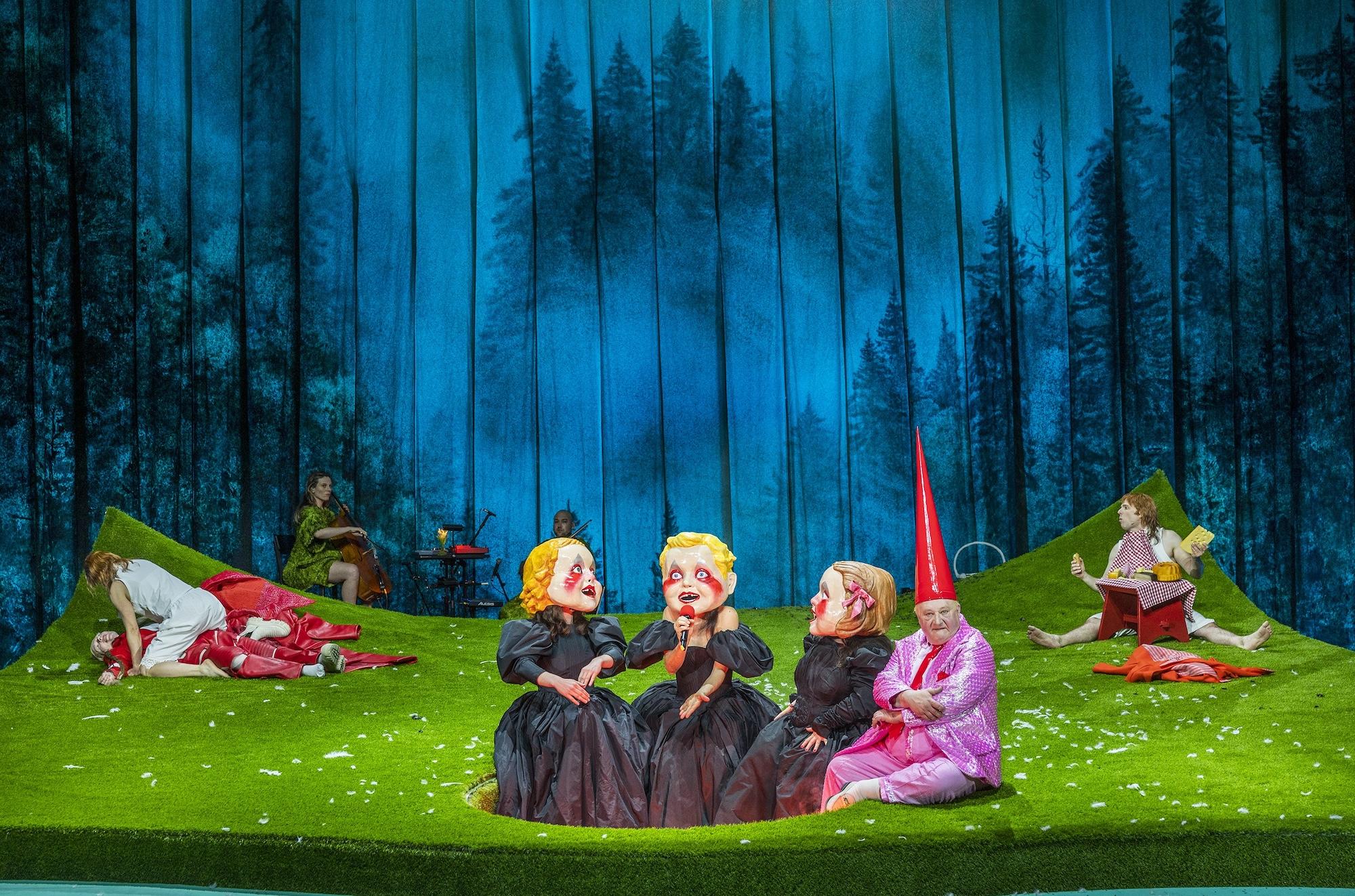 Thomas Köcks „Deutsche Märchen (& Super Creeps)“ in der Regie von Elsa-Sophie Jach am Schauspiel Leipzig zerlegt nationale Identität als Erzählung – zwischen Grimms Märchen, Gegenwartspolitik und brüchigen Mythen. Ein melancholischer Abend über Deutschland und seine Geschichten.