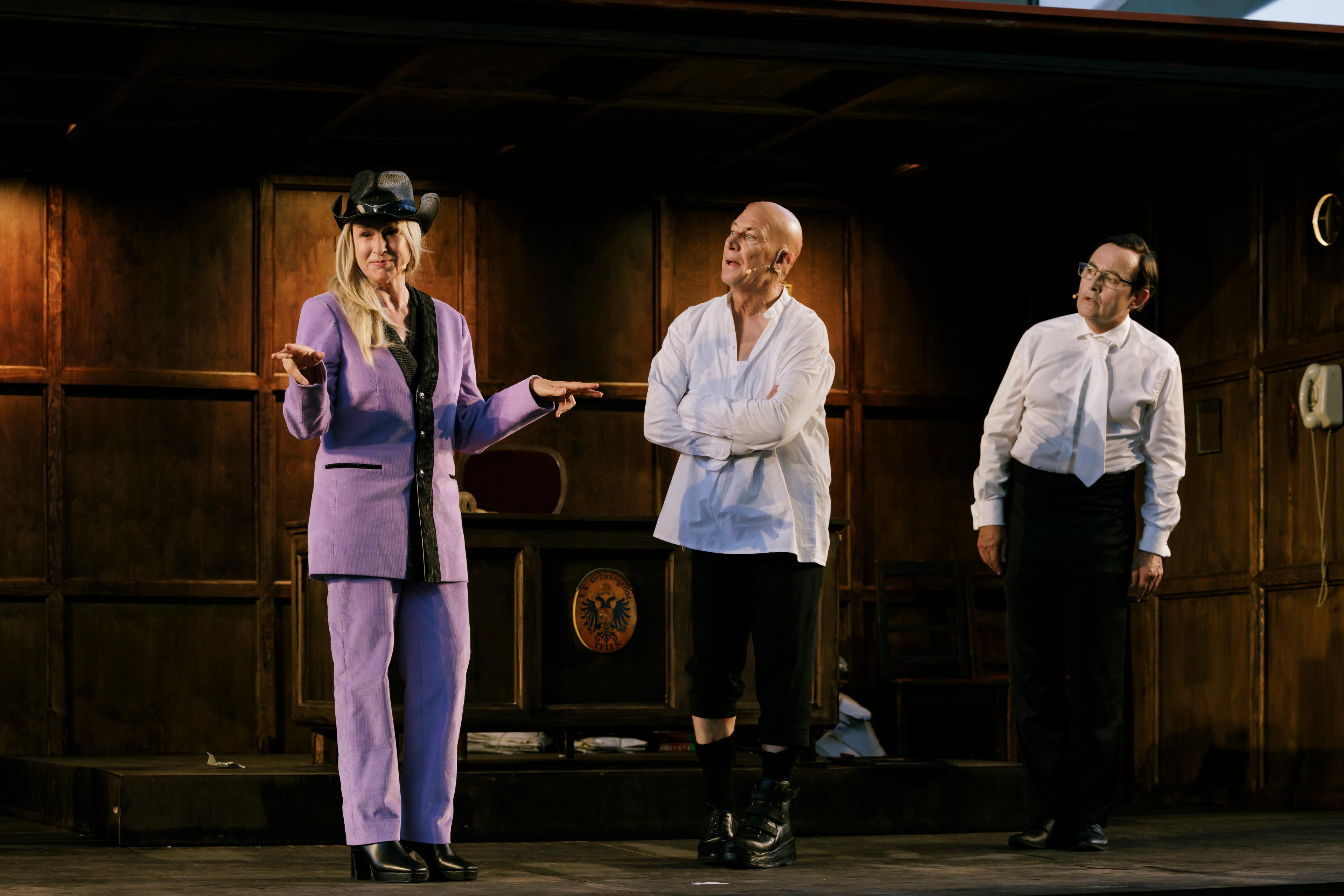 Corinna Harfouch, Tobias Moretti und Harald Schrott in „Der zerbrochne Krug“ in der Regie von Anna Bergmann bei den Tiroler Volksschauspielen. Foto Marcella Ruiz Cruz